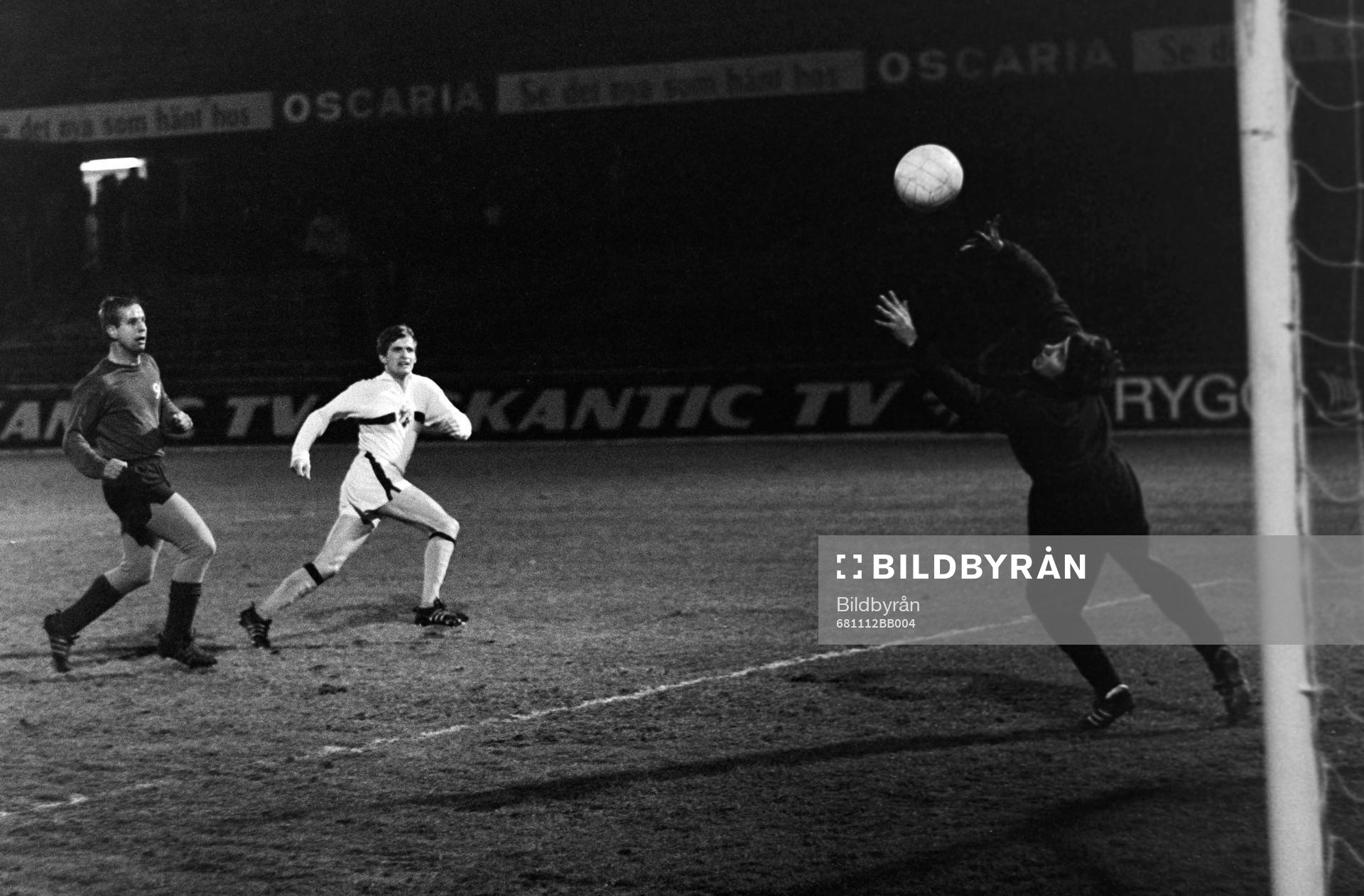 Fotboll, Mässcupen, AIK - Hannover, 4-2: Bollen på väg in i mål bakom hannovers målvakt.