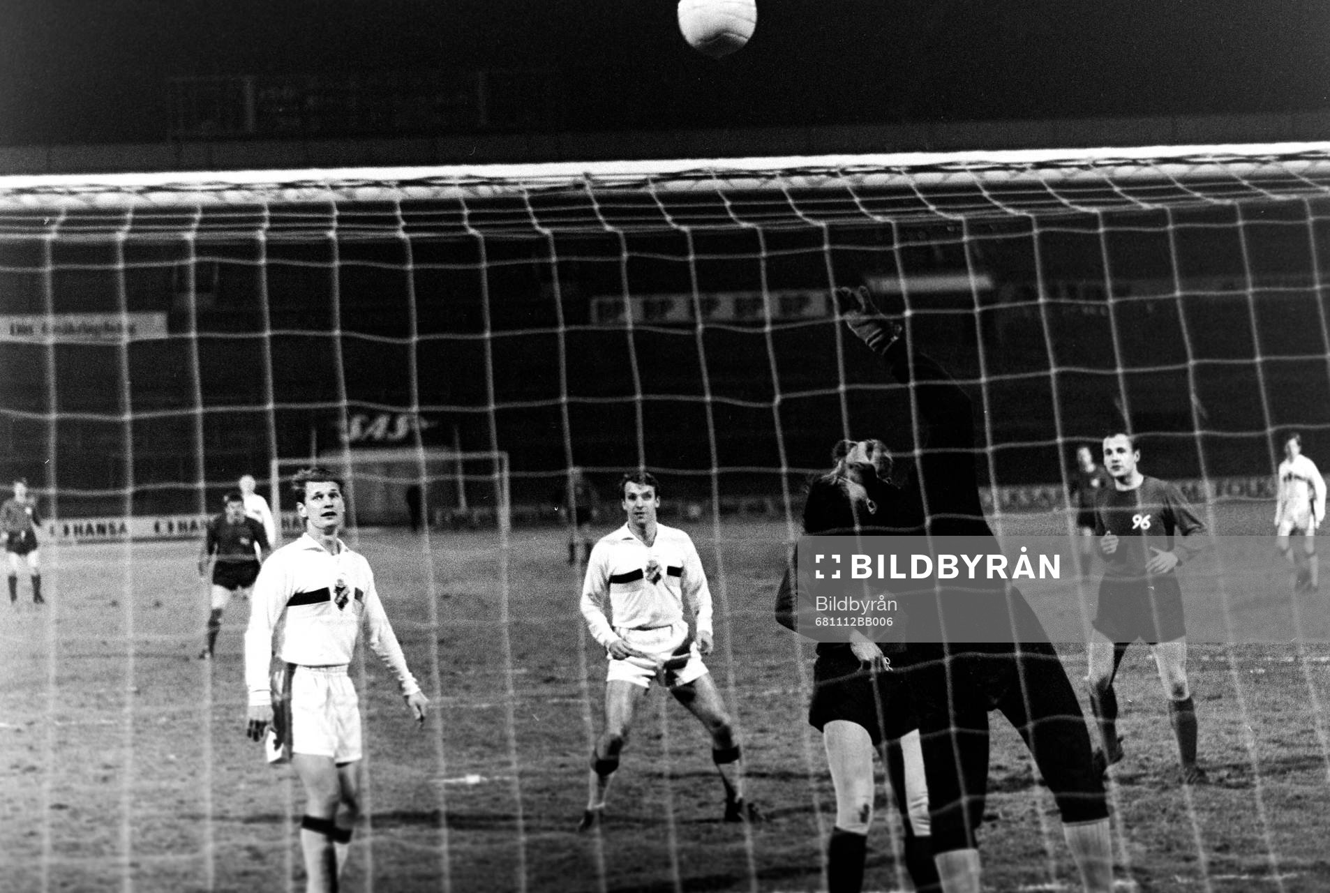Fotboll, Mässcupen, AIK - Hannover, 4-2: Kurt Andersson och Owe Ohlsson, AIK ser bollen flyga över ribban.