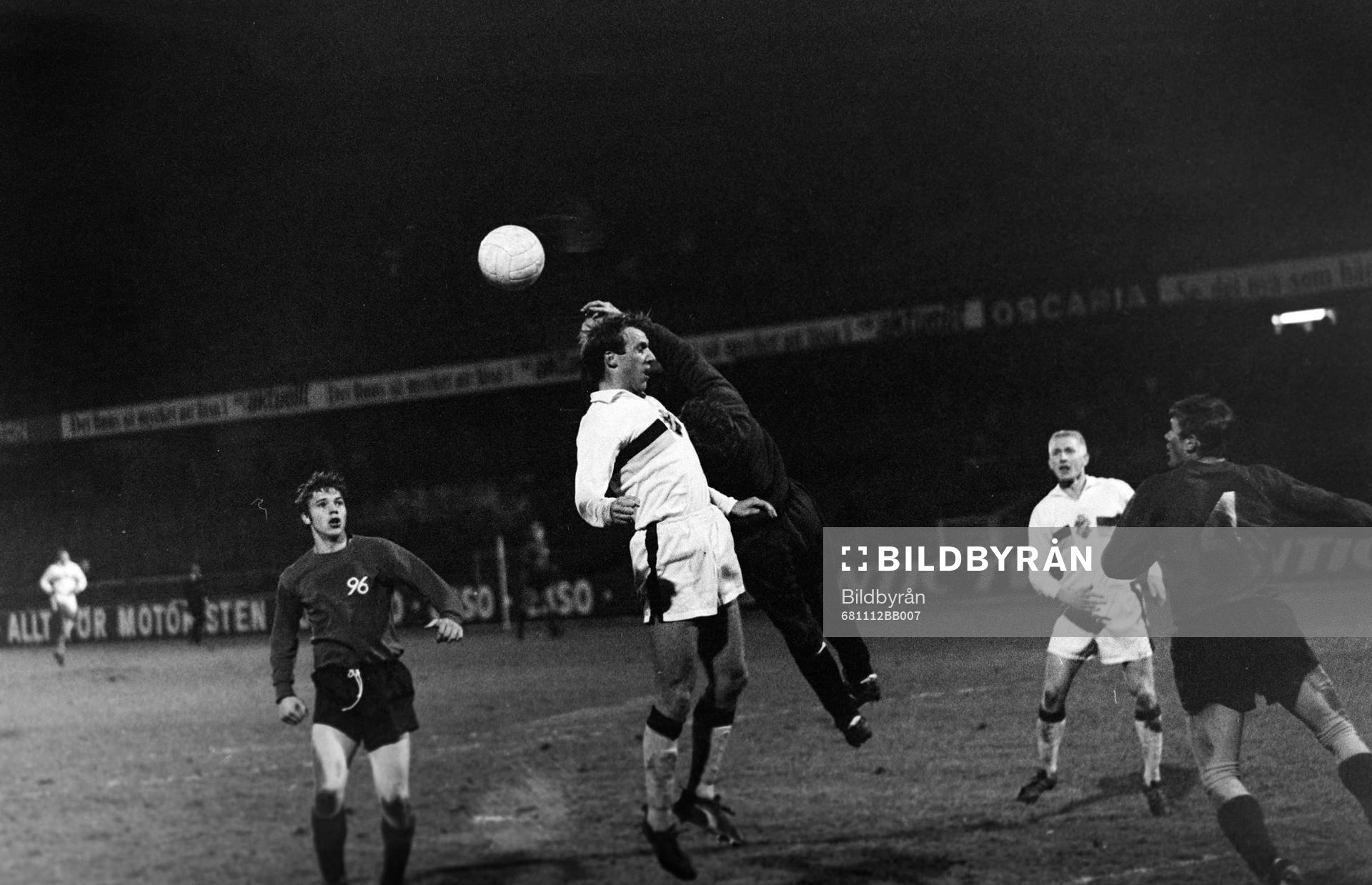 Fotboll, Mässcupen, AIK - Hannover, 4-2: Owe Ohlsson, AIK i en luftduell med hannovers målvakt.