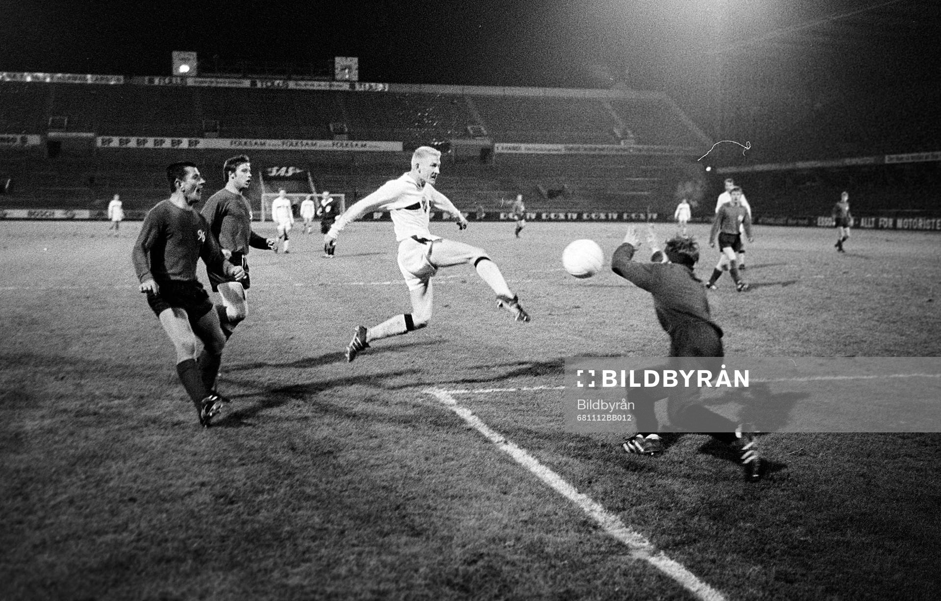 Fotboll, Mässcupen, AIK - Hannover, 4-2: Roland Lundblad, AIK fri med hannovers målvakt.