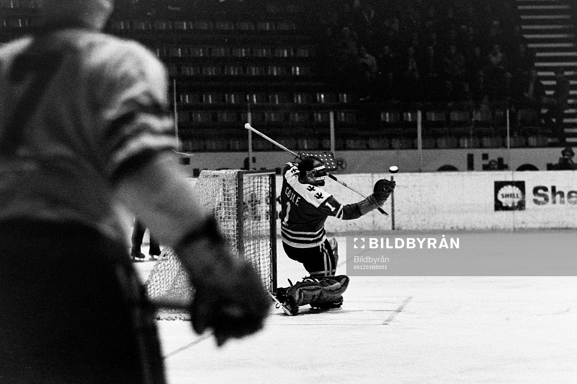 Coyle, målvakt i USA jonglerar med pucken