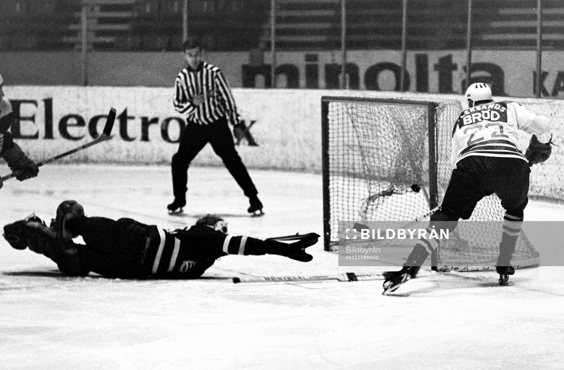 Pucken i mål bakom hammarbys målvakt