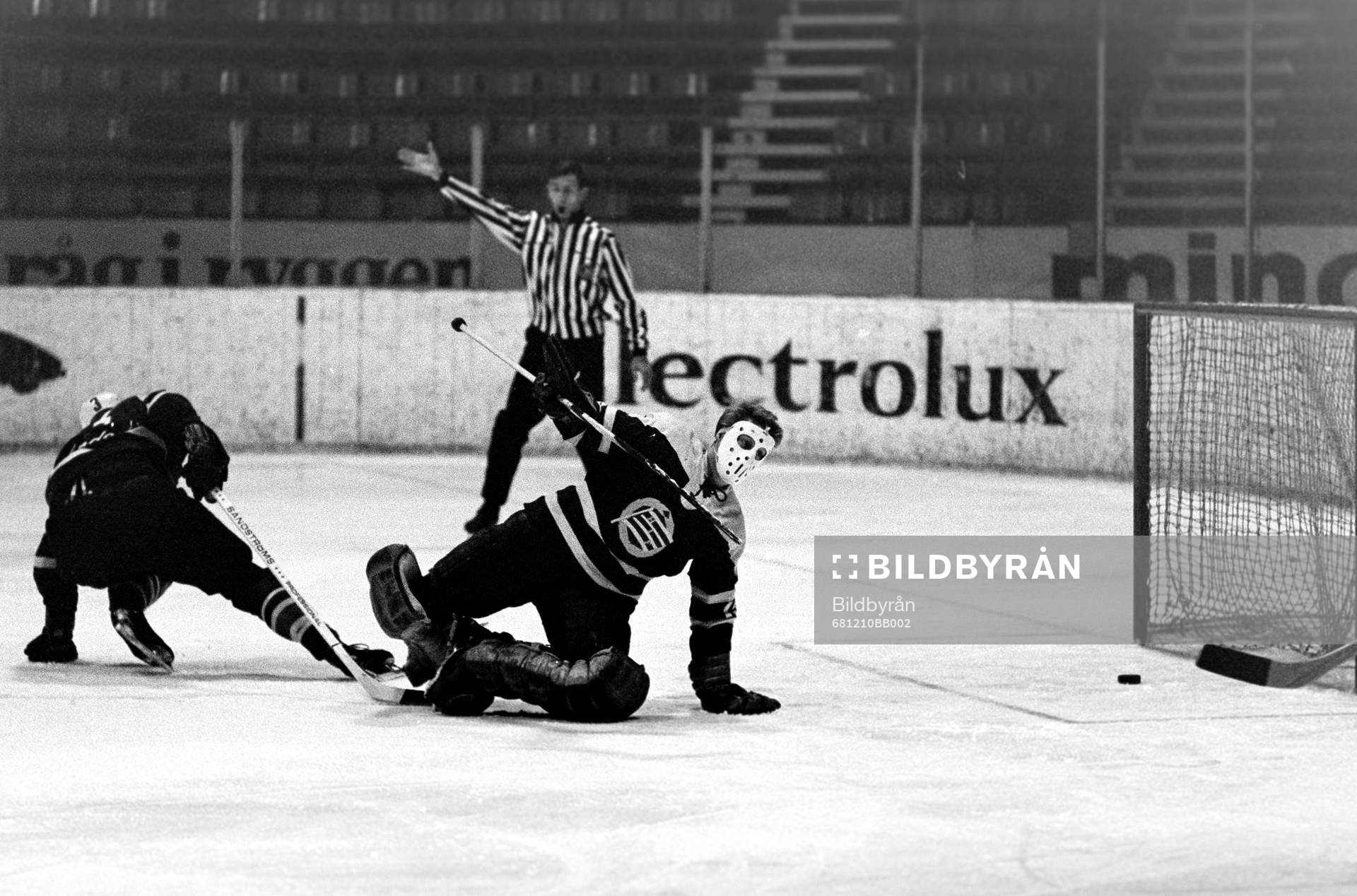 Pucken i mål bakom hammarbys målvakt