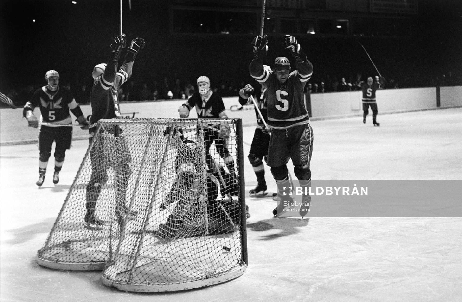 Pucken i mål bakom västerås målvakt och jubel i