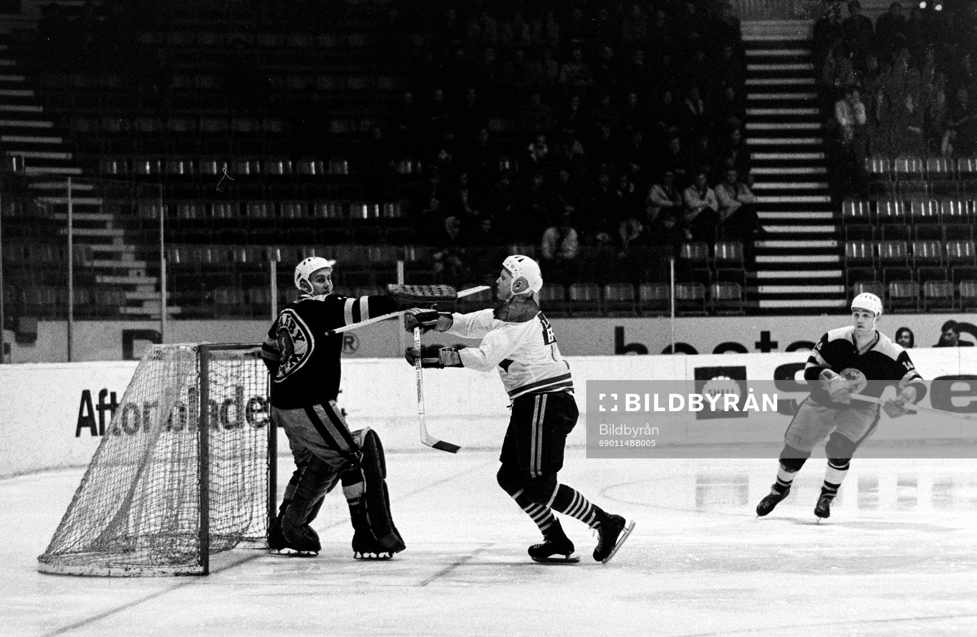 Leif Holmqvist, målvakt i AIK stoppar Bo Englund, Leksand