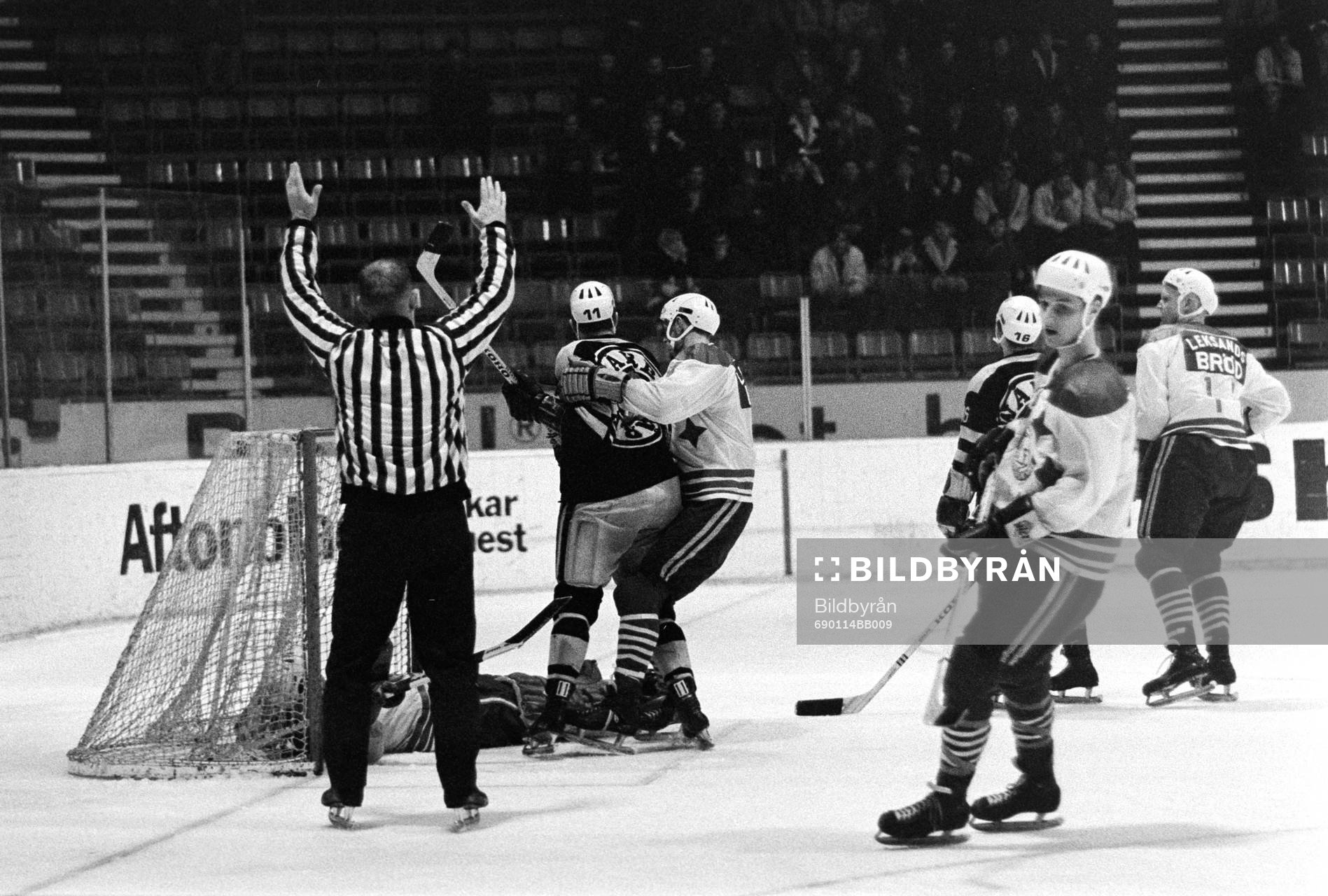Situation framför Leksands målvakt Christer Abrahamsson