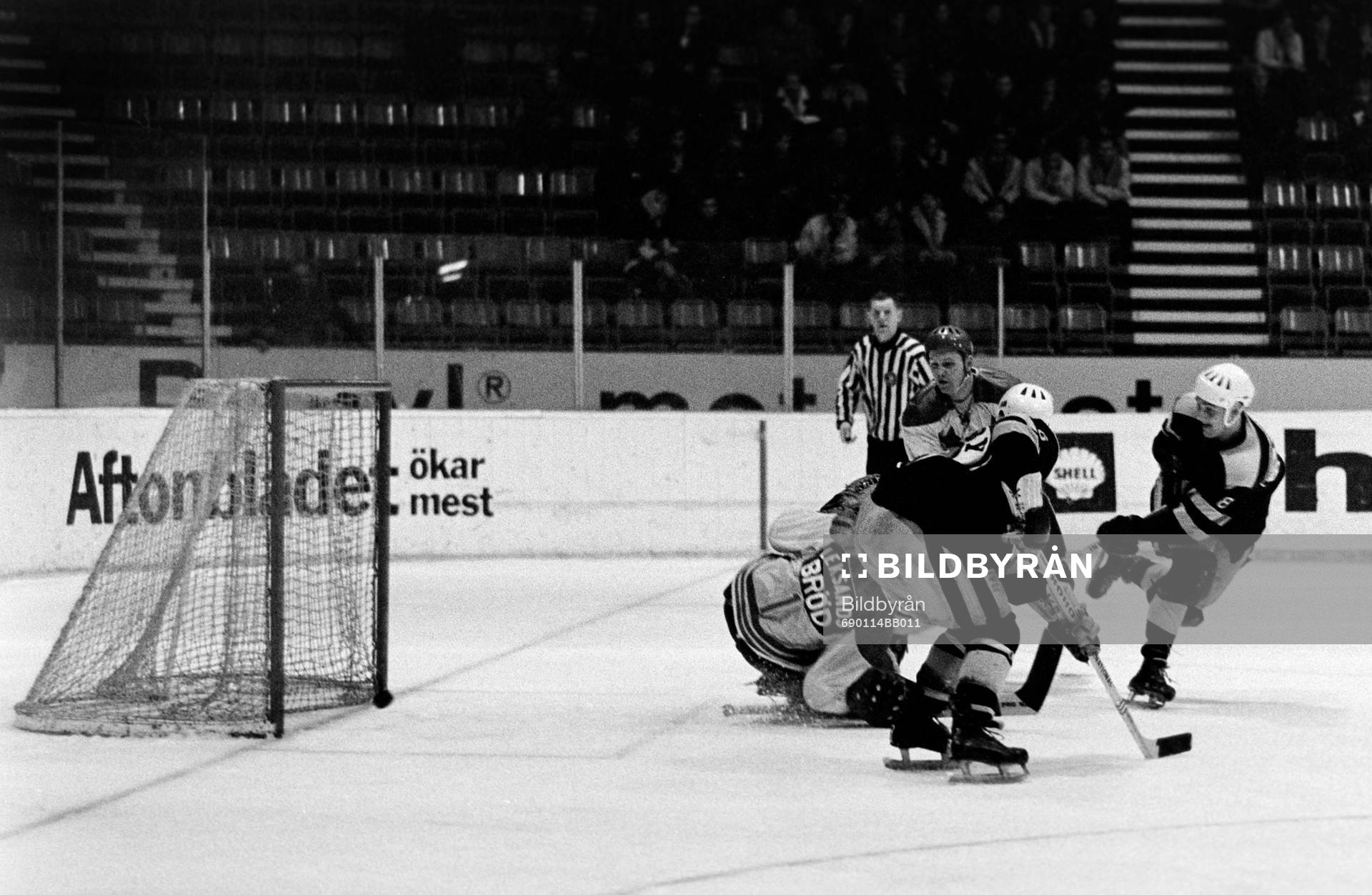 Pucken på väg in i mål bakom  Christer Abrahamsson,