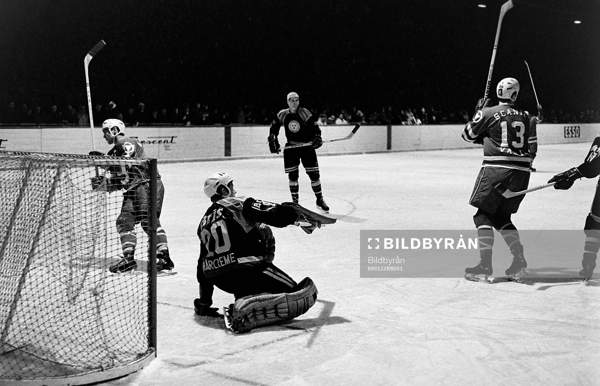 Pucken i mål bakom William Löfqvist, målvakt i Brynäs