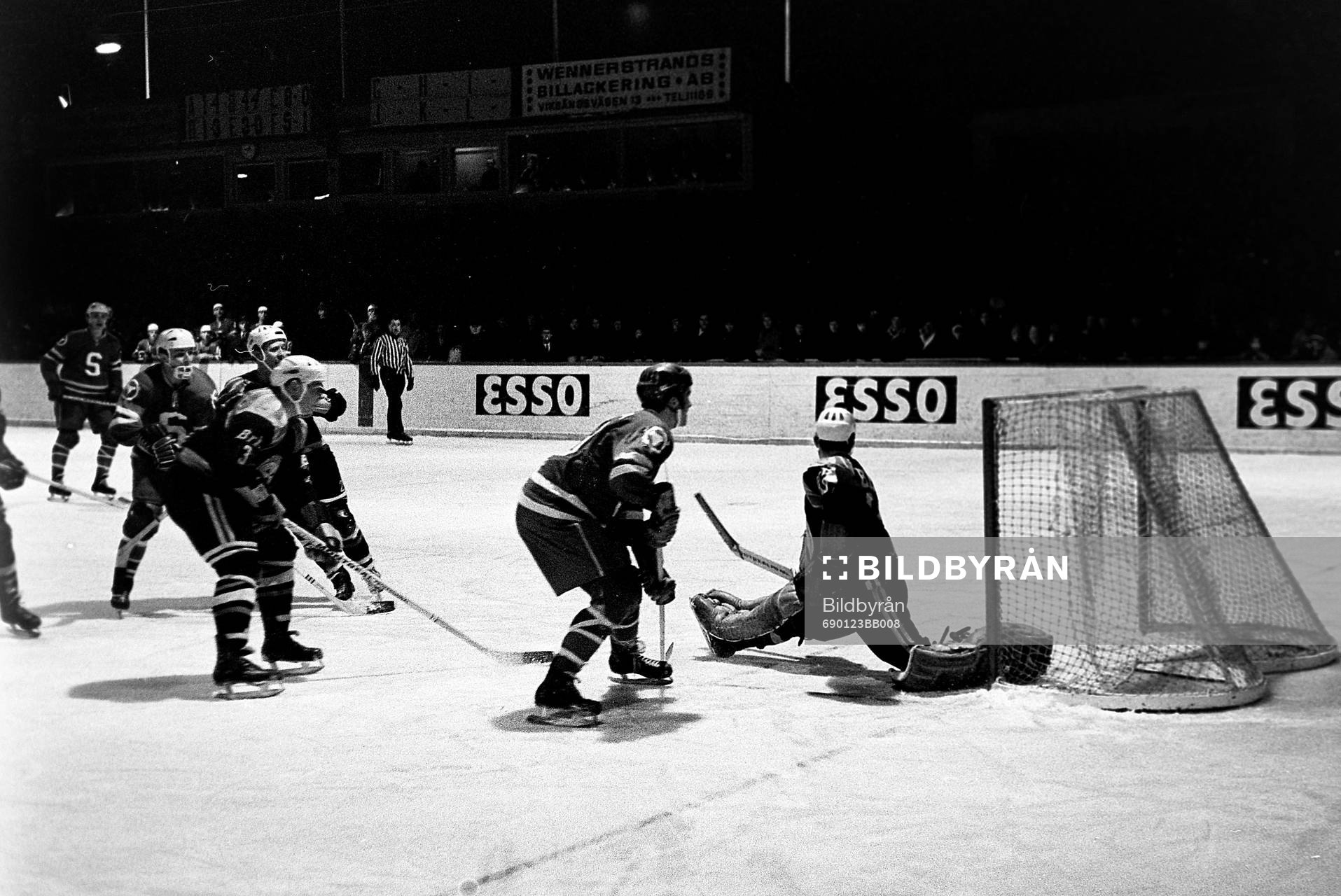 Situation framför William Löfqvist, målvakt i Brynäs