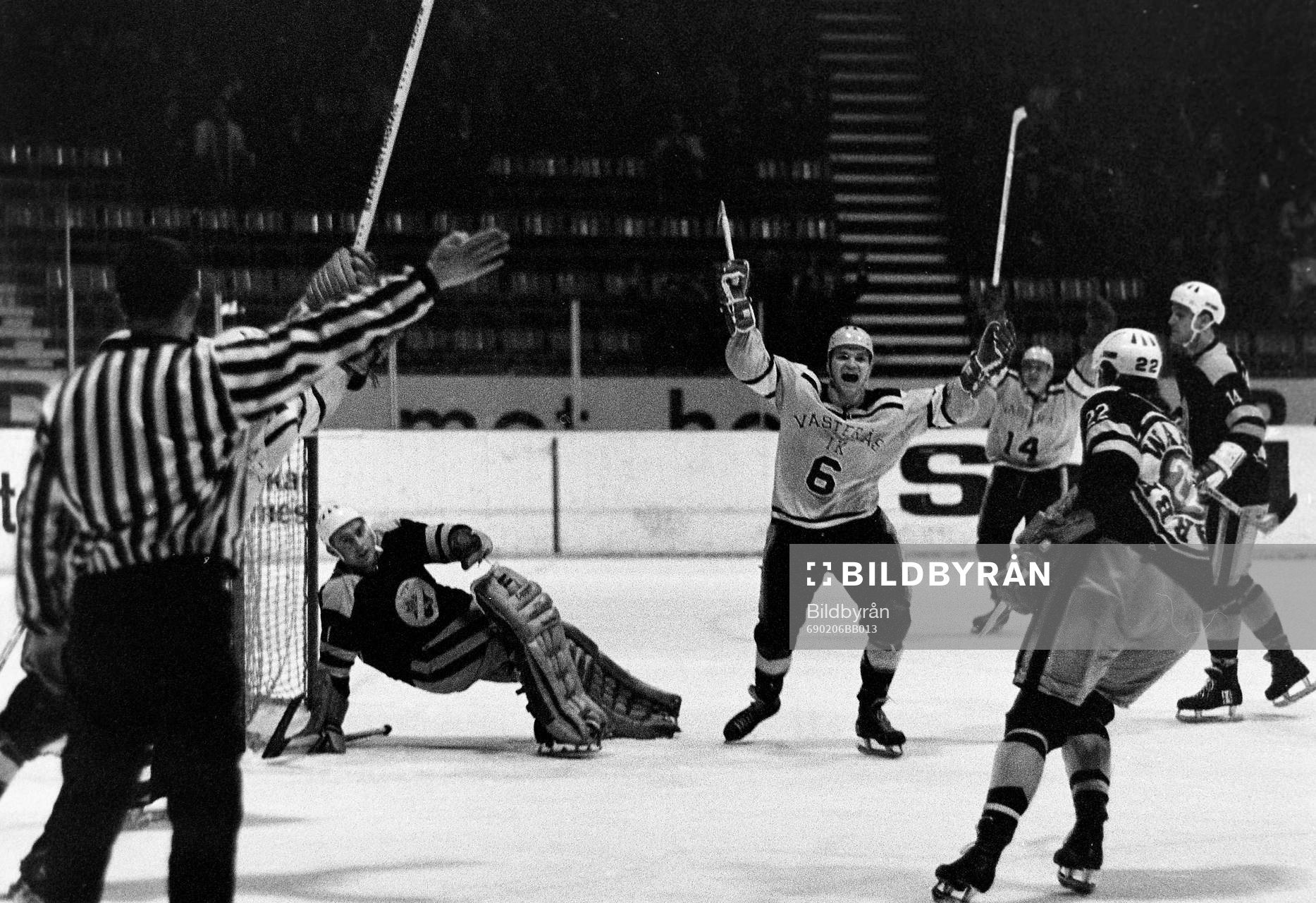 Pucken i mål Leif Holmqvist, målvakt i AIK och jubel i