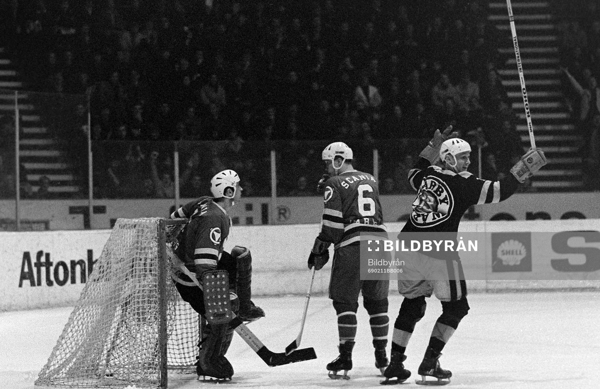Pucken i mål bakom Curt Larsson, målvakt i Södertälje