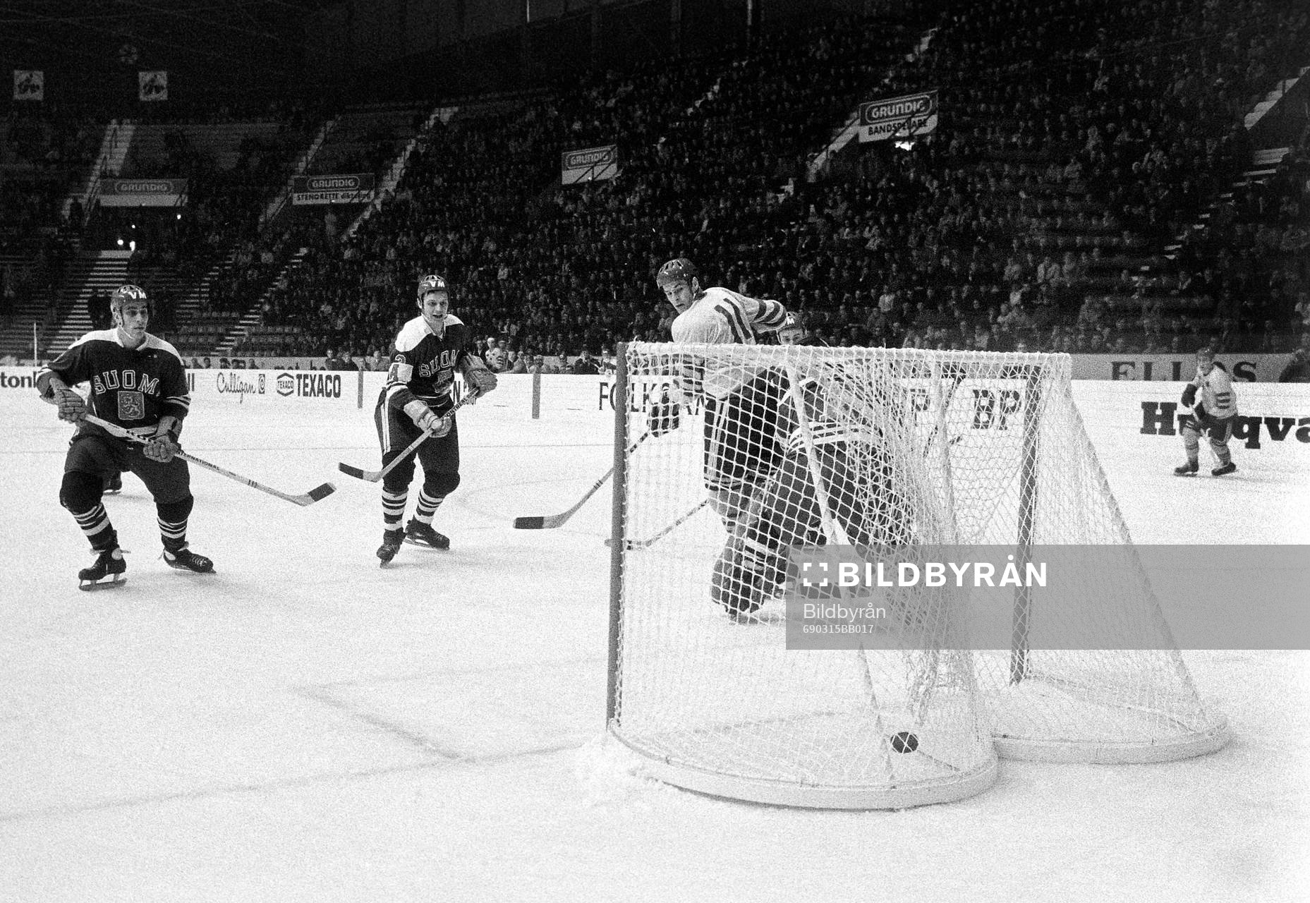Tord Lundström ser pucken gå i mål bakom finlands