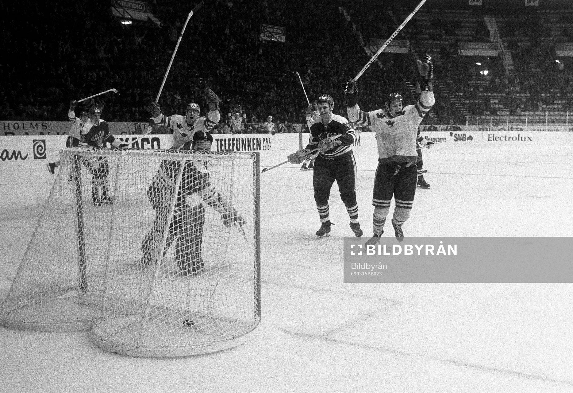Tord Lundström ser pucken gå i mål bakom finlands