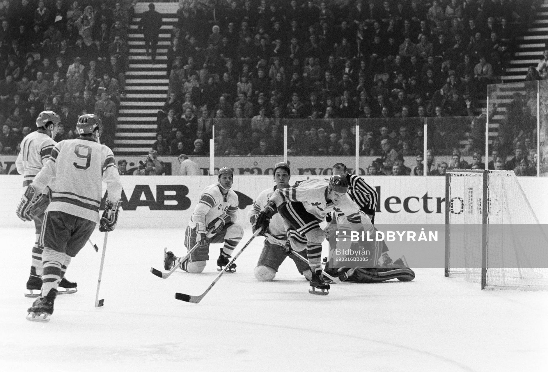 Tord Lundström  framför Viktor Zinger, målvakt i Sovjet