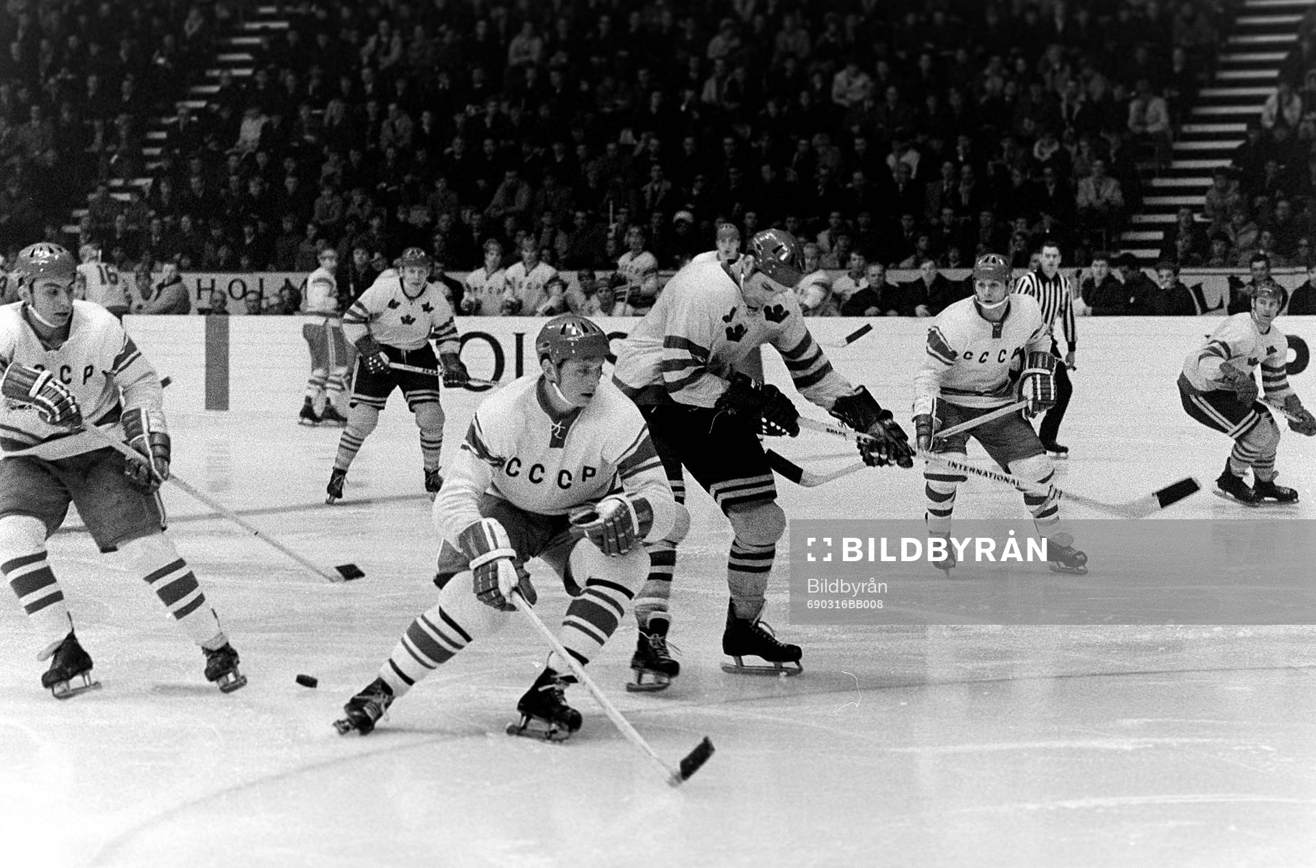 Tord Lundström i kamp om pucken