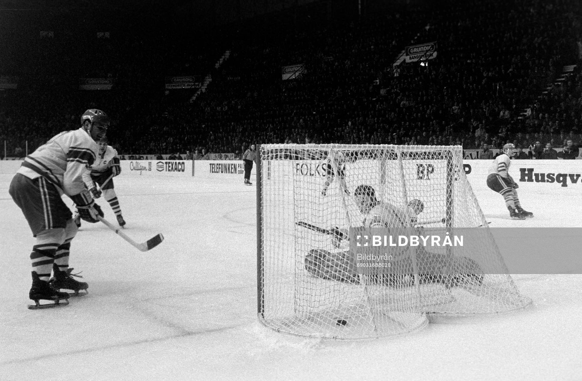 Pucken i mål bakom Viktor Zinger, målvakt i Sovjet