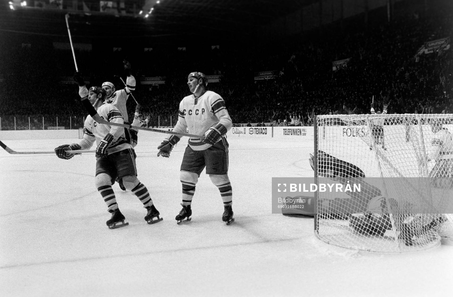 Pucken i mål bakom Viktor Zinger, målvakt i Sovjet