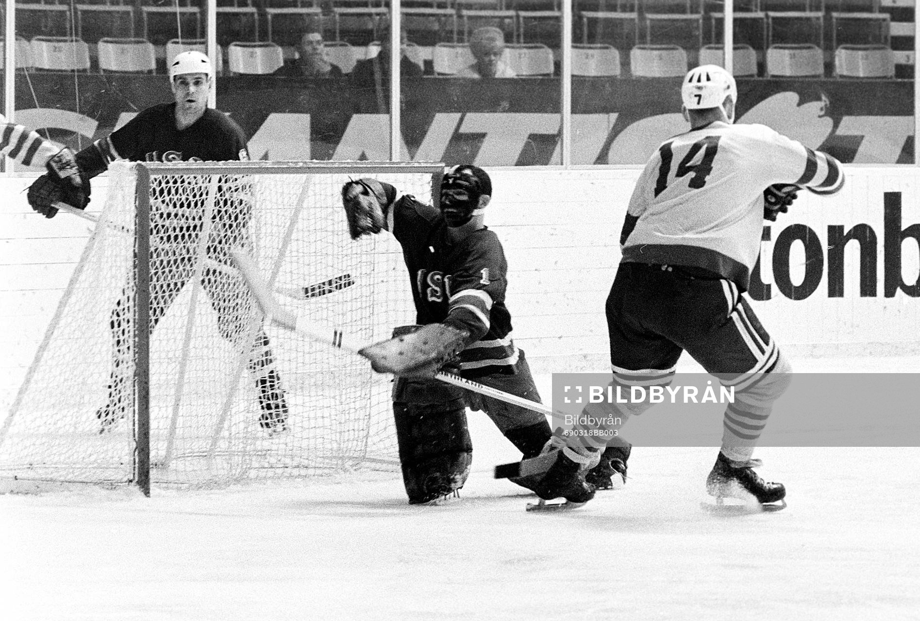Ulf Sterner framför Mike Curran, målvakt i USA