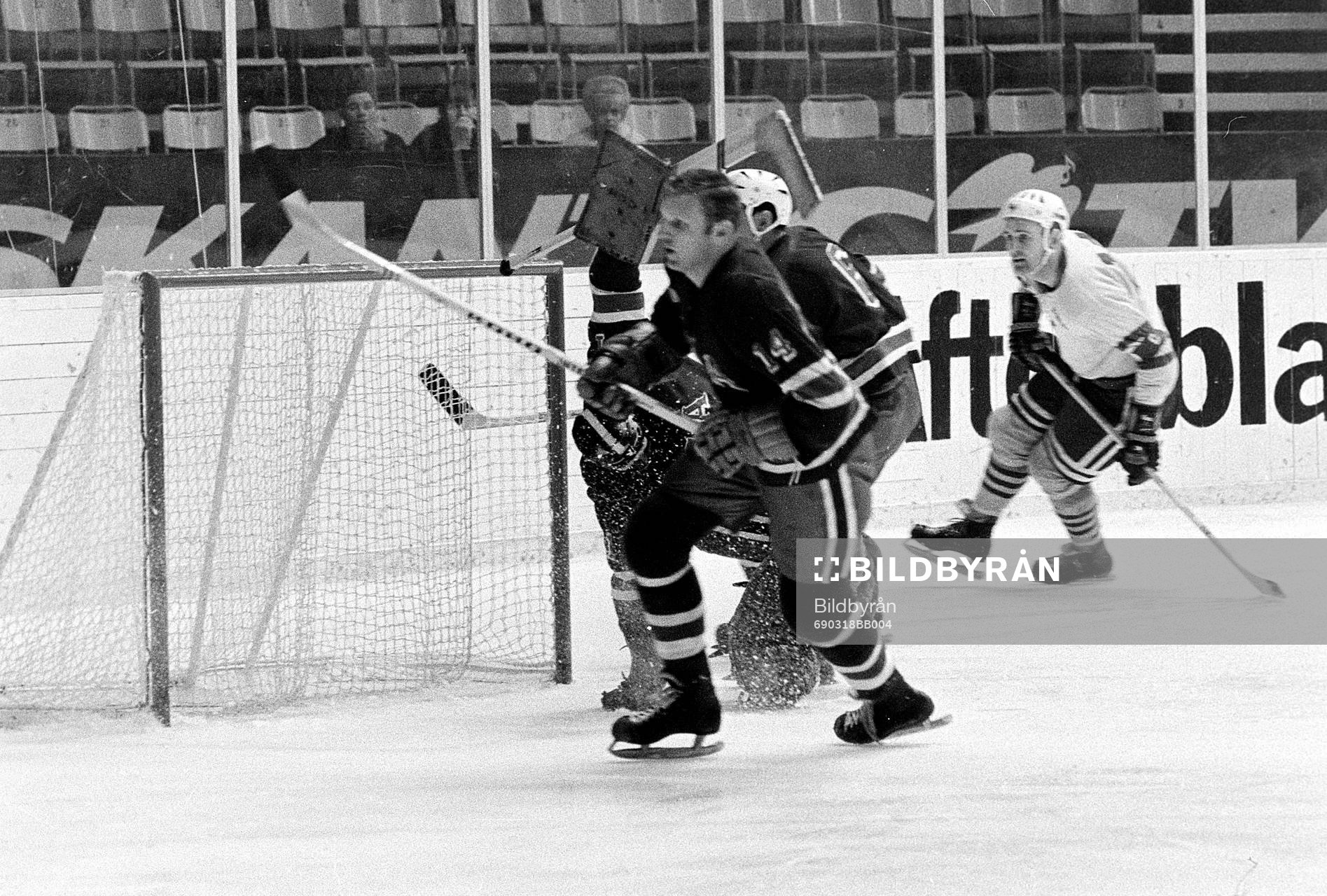 Ulf Sterner framför Mike Curran, målvakt i USA