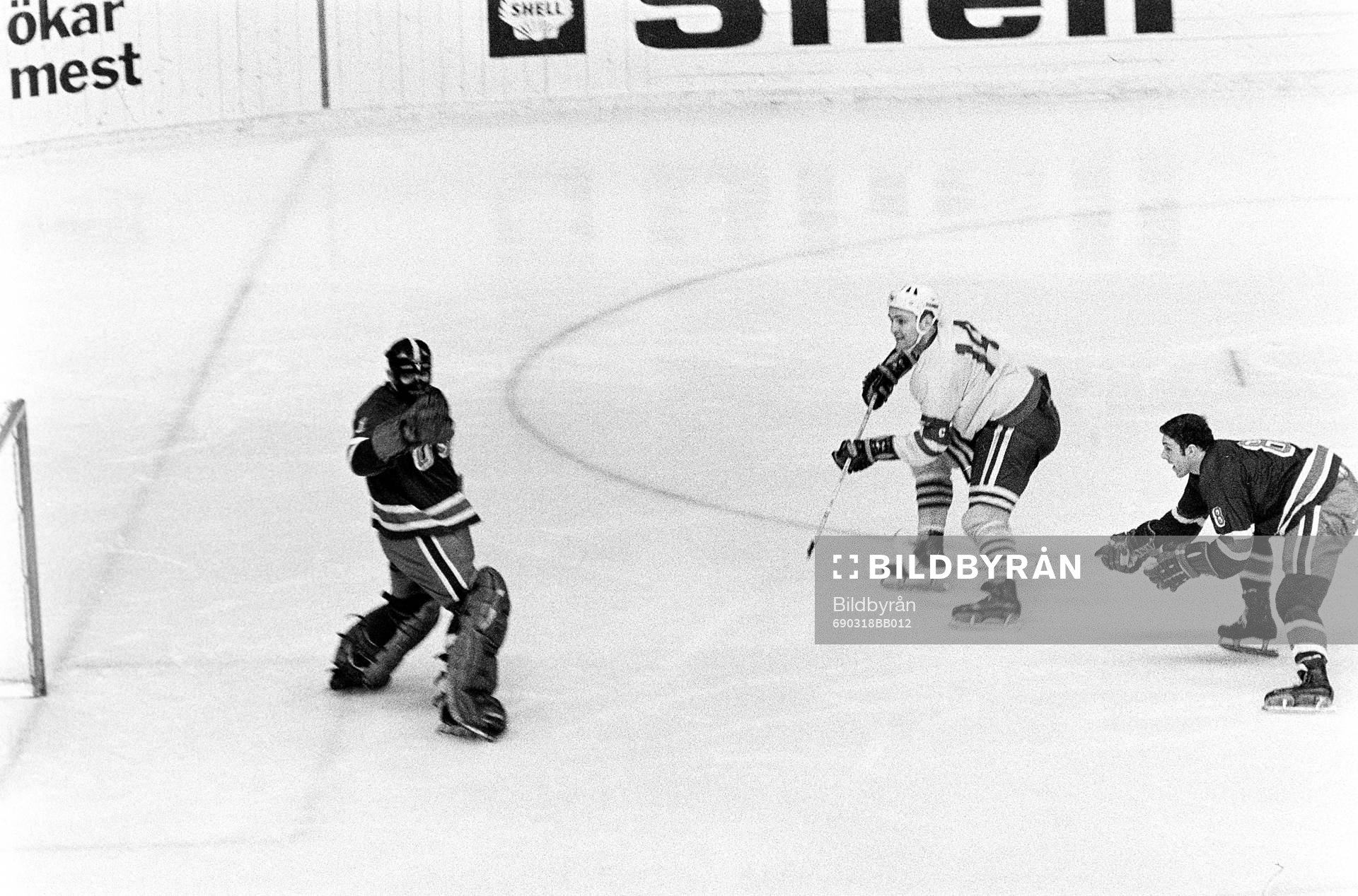 Ulf Sterner fri med Mike Curran, målvakt i USA