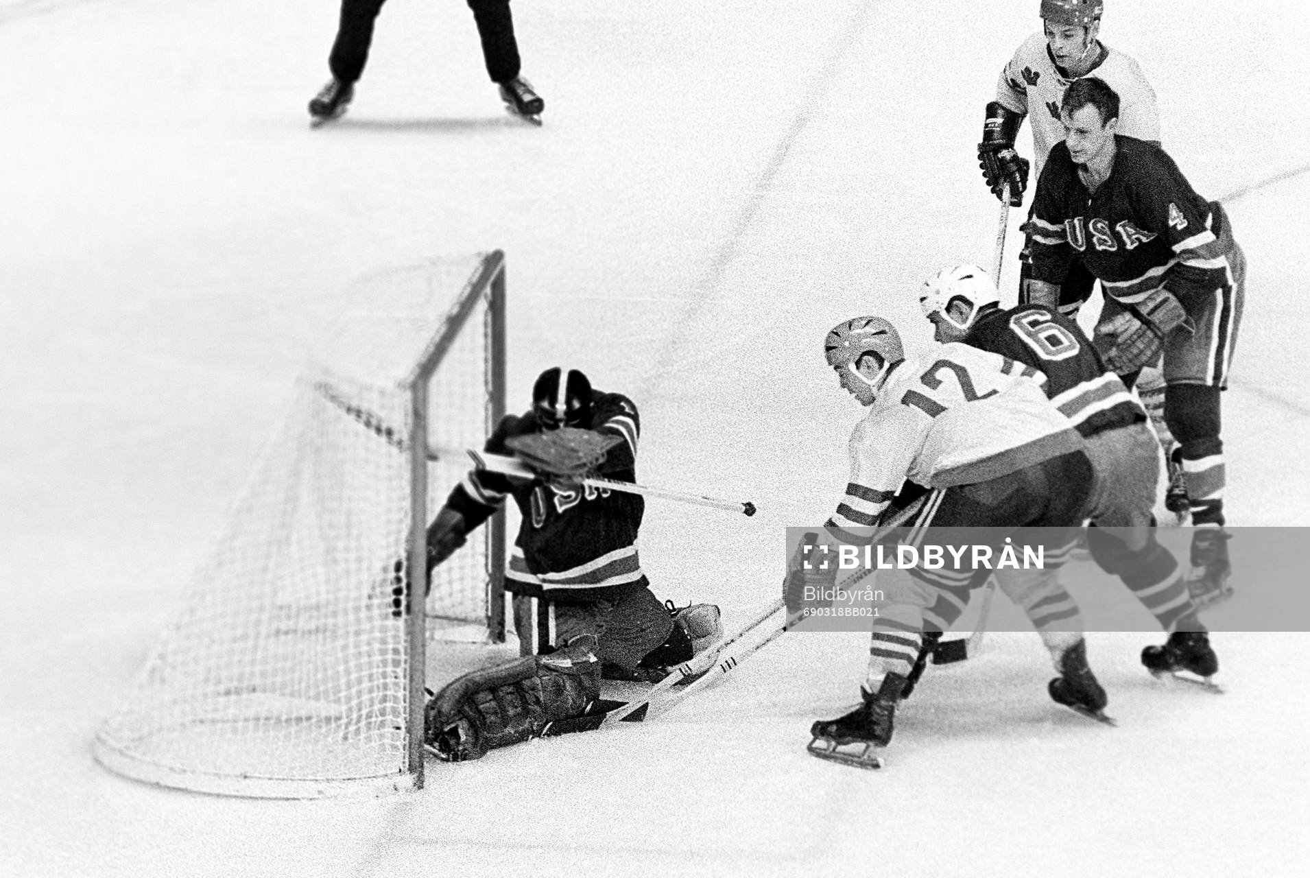 Stig-Göran Johansson framför Mike Curran, målvakt i USA