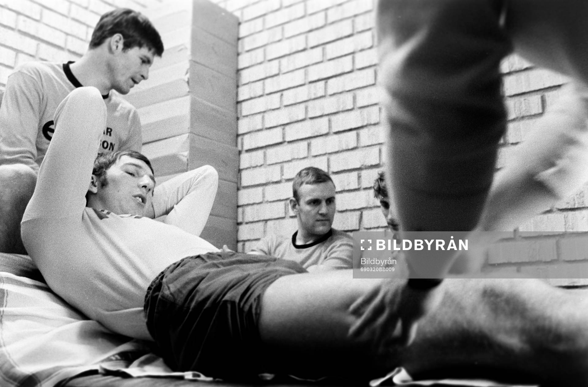 Leif Henriksson får massage. i bakgrunden Ulf Sterner