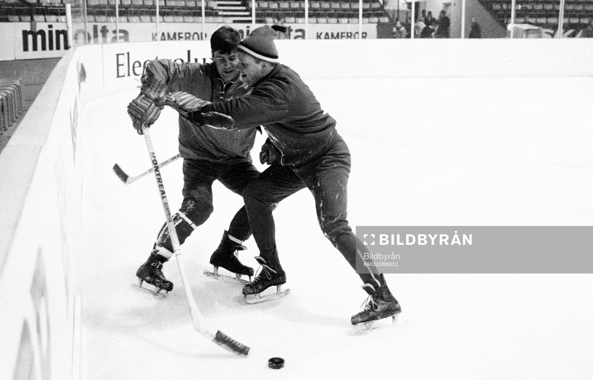Lek på träningen. Tord Lundström till vänster