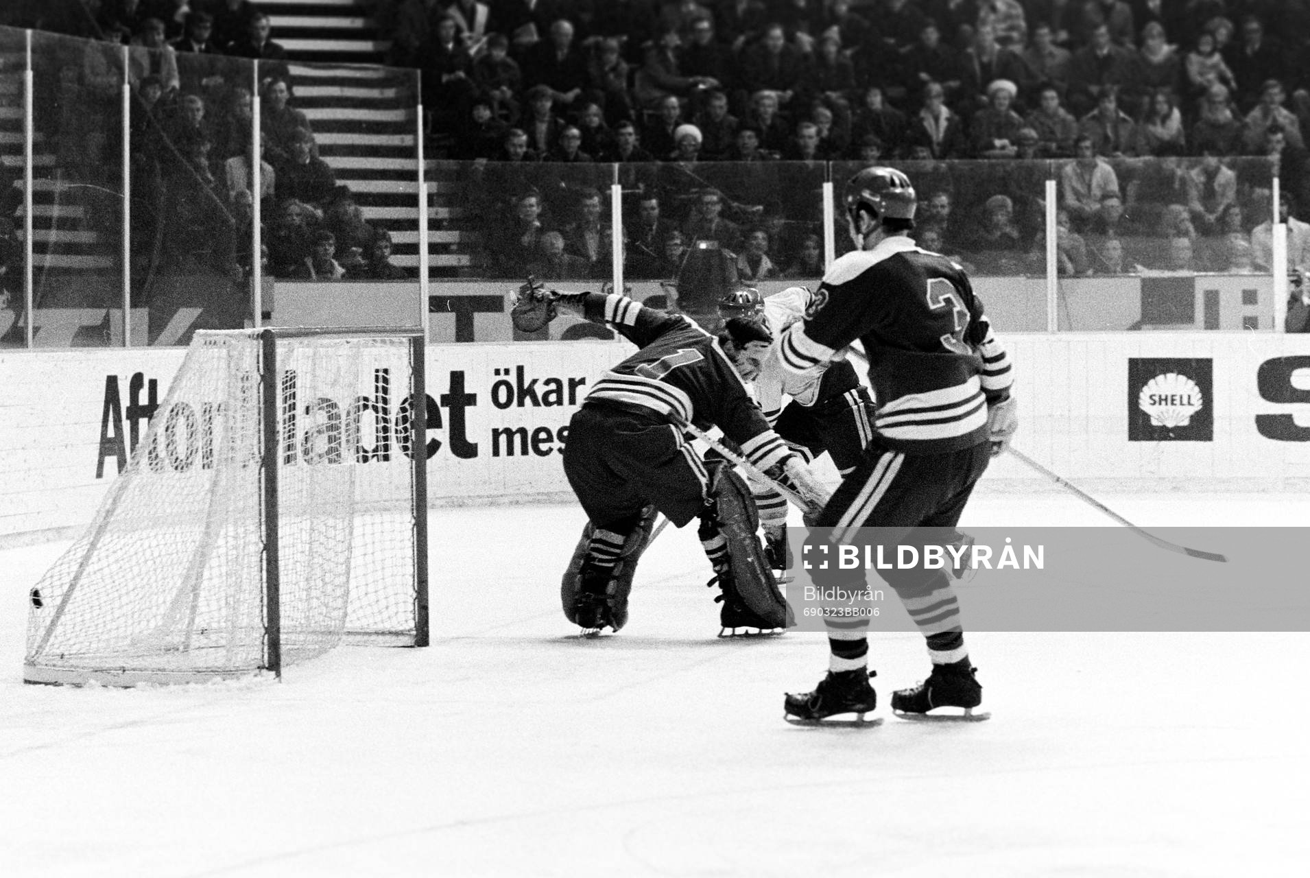 Pucken i mål bakom finlands målvakt Urpo Ylönen