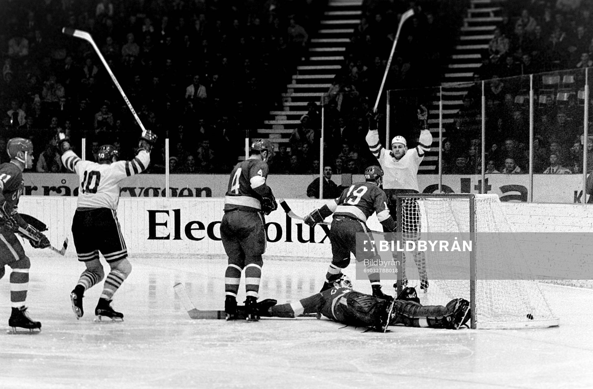 Pucken i mål bakom kanadas målvakt och Och Ulf Sterner