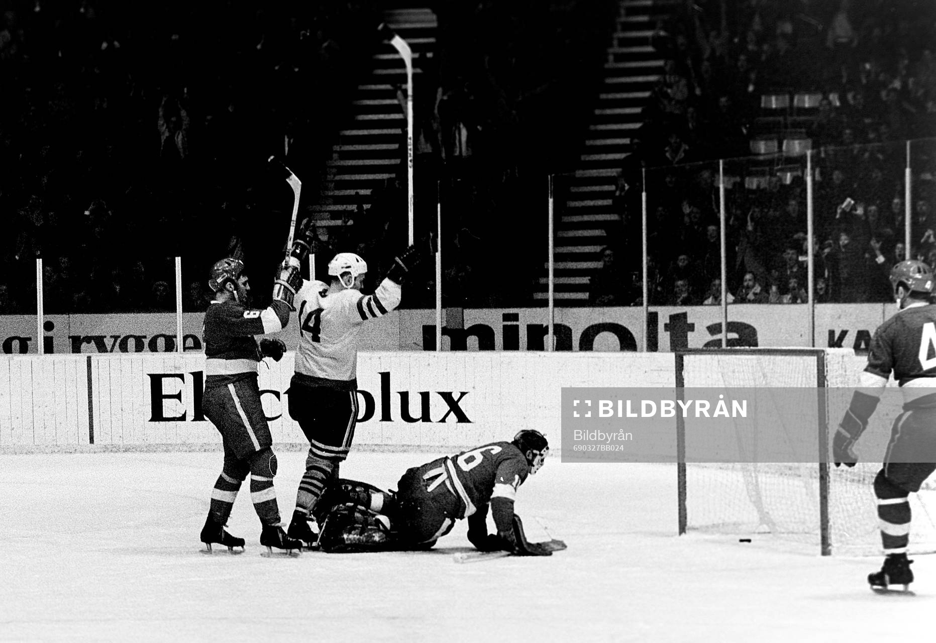 Pucken i mål bakom kanadas målvakt och Ulf Sterner jublar