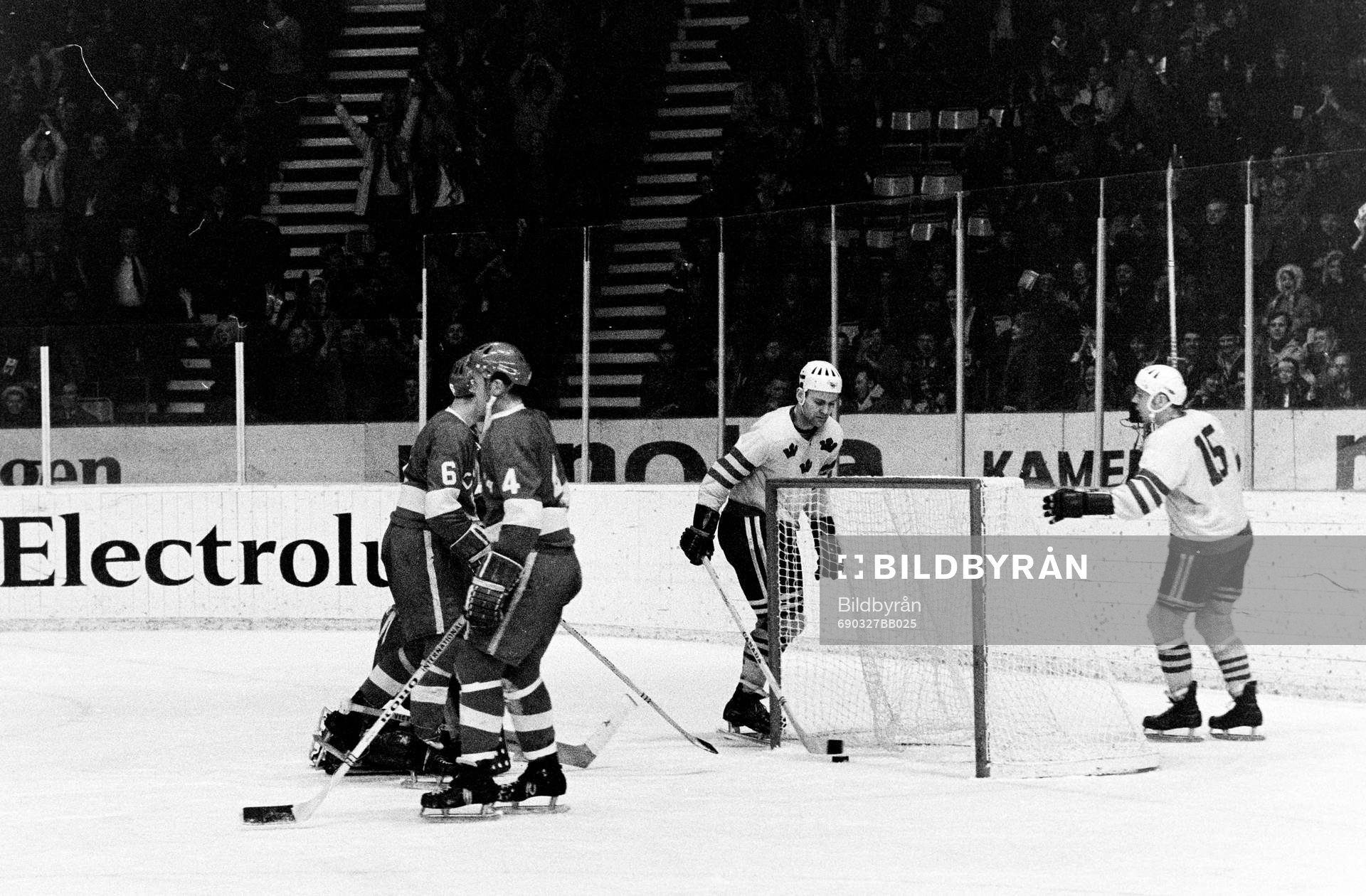 Pucken i mål bakom kanadas målvakt och Ulf Sterner jublar