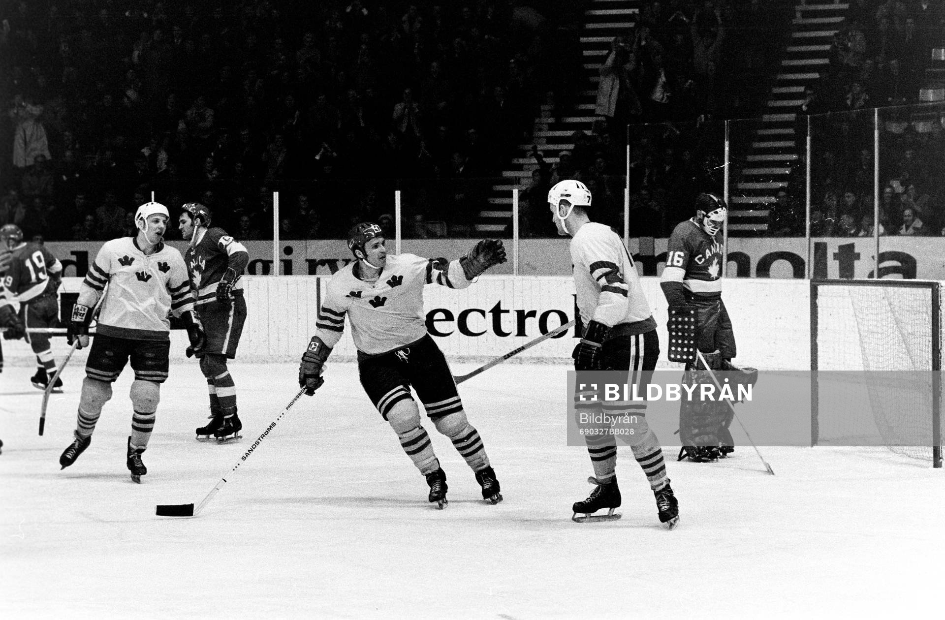Pucken i mål bakom kanadas målvakt och Ulf Sterner jublar