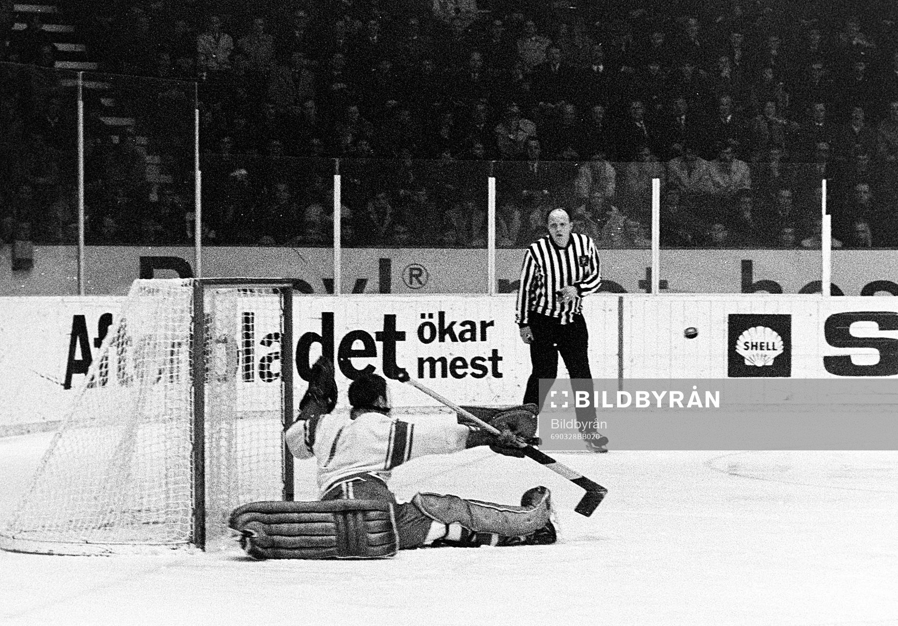 Sovjets målvakt Viktor Zinger i aktion