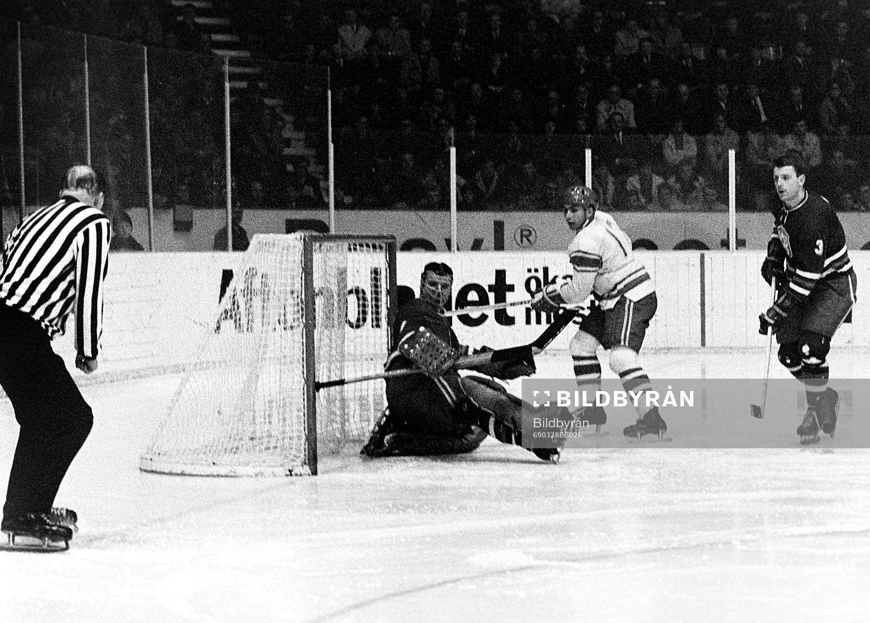 Situation framför tjeckernas målvakt Vladimir Dzurilla