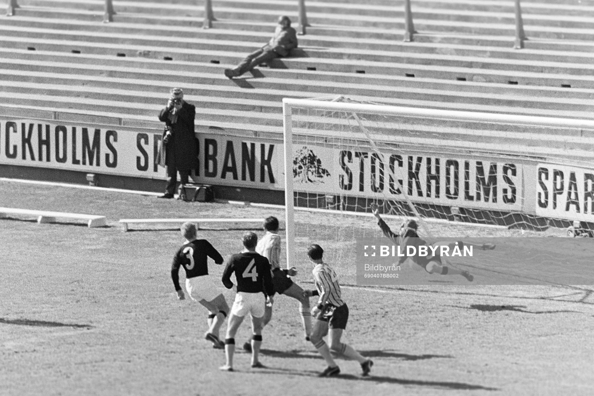 Bollen i mål bakom AIK:s målvakt Ronny Gustafsson
