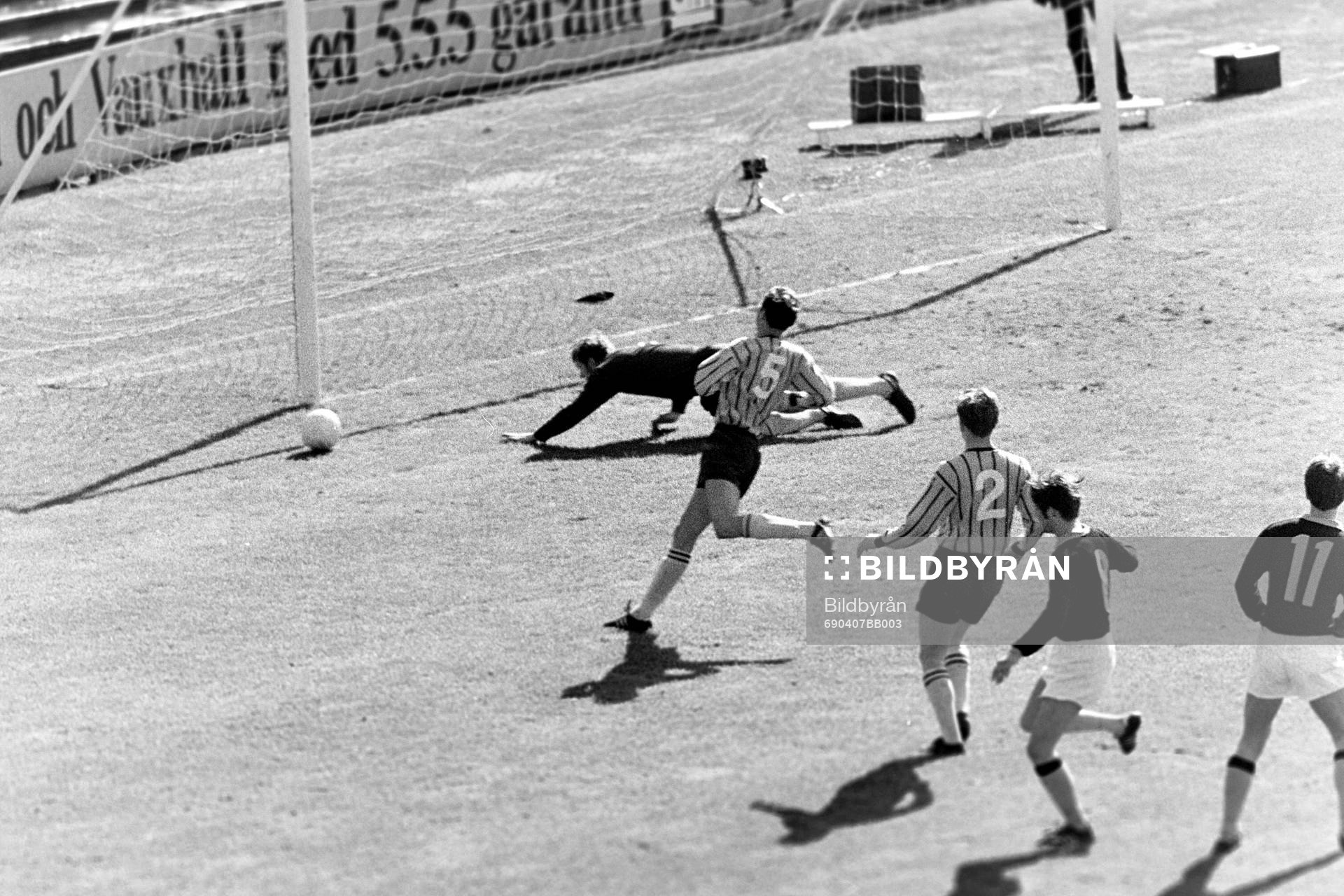 Djurgårdens målvakt Ronney Pettersson ser bollen gå