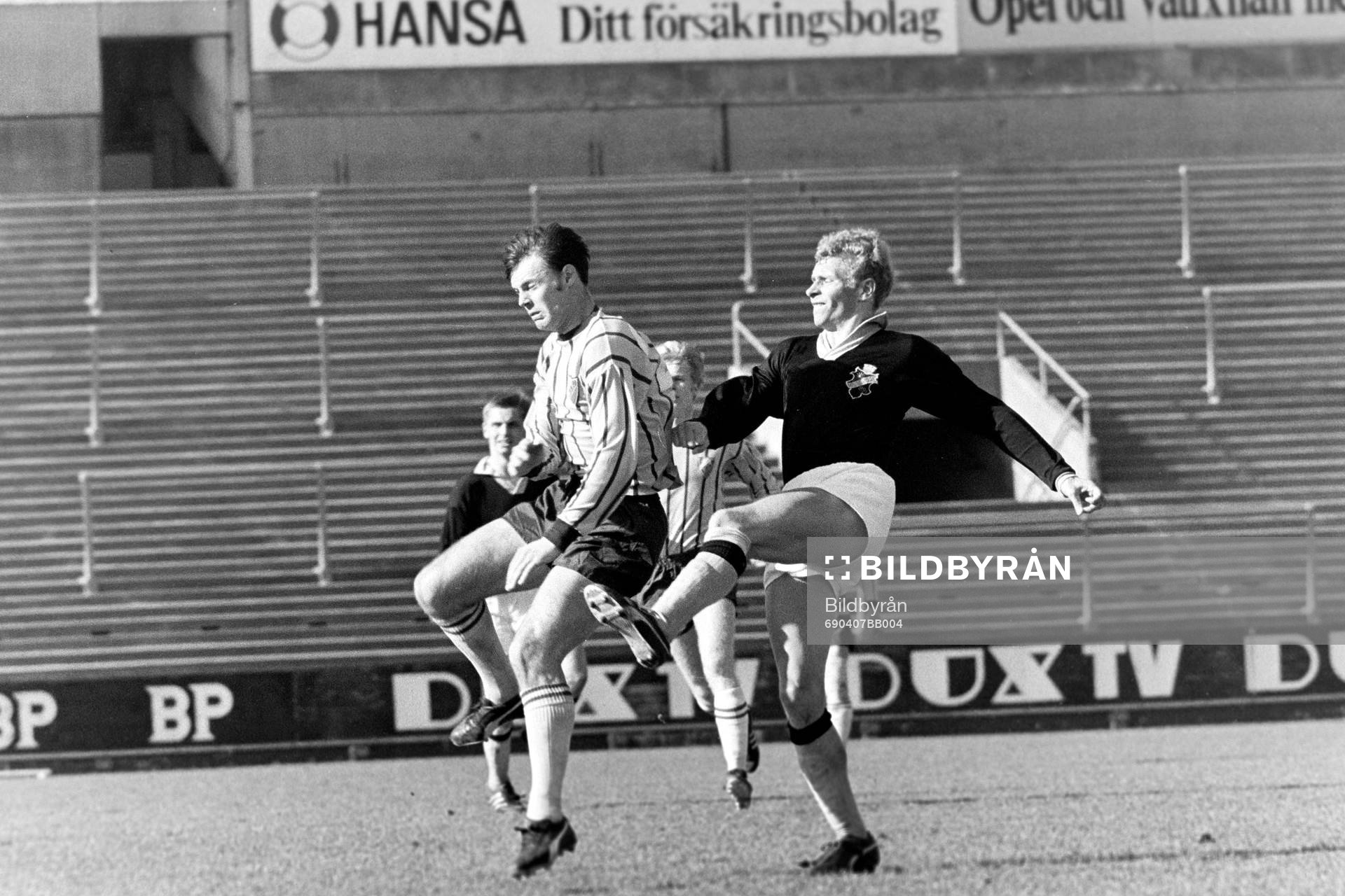 AIK:s Jim Nildén i ryggen på en djurgårdare