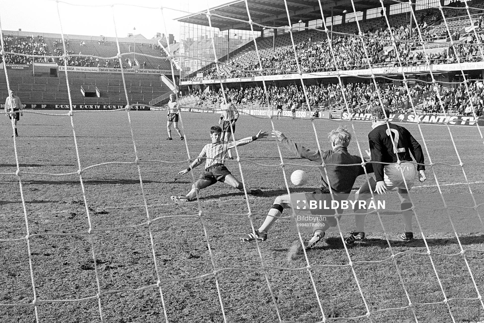 Djurgårdens Claes Cronqvist oroar AIK:s målvakt Ronny