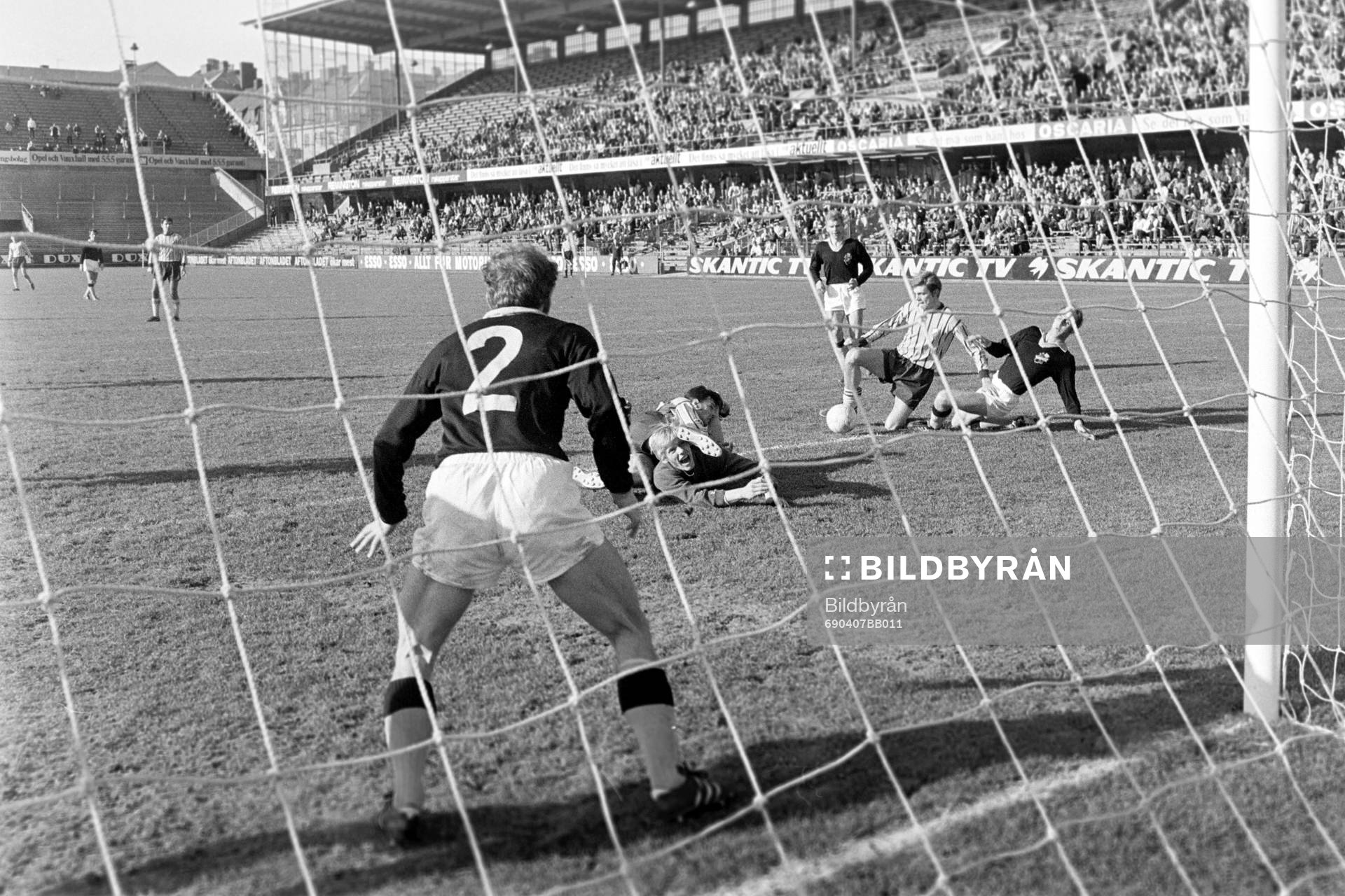 Situation framför målbur och AIK:s målvakt Ronny