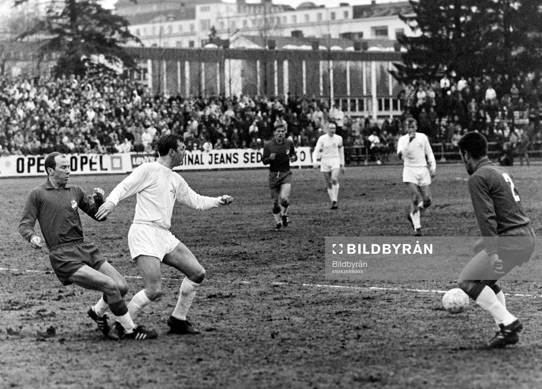 Fotboll, Allsvenskan, Sirius - Öster, 0-0: Tommy Svensson, Öster och Kay Wiestål, Sirius.