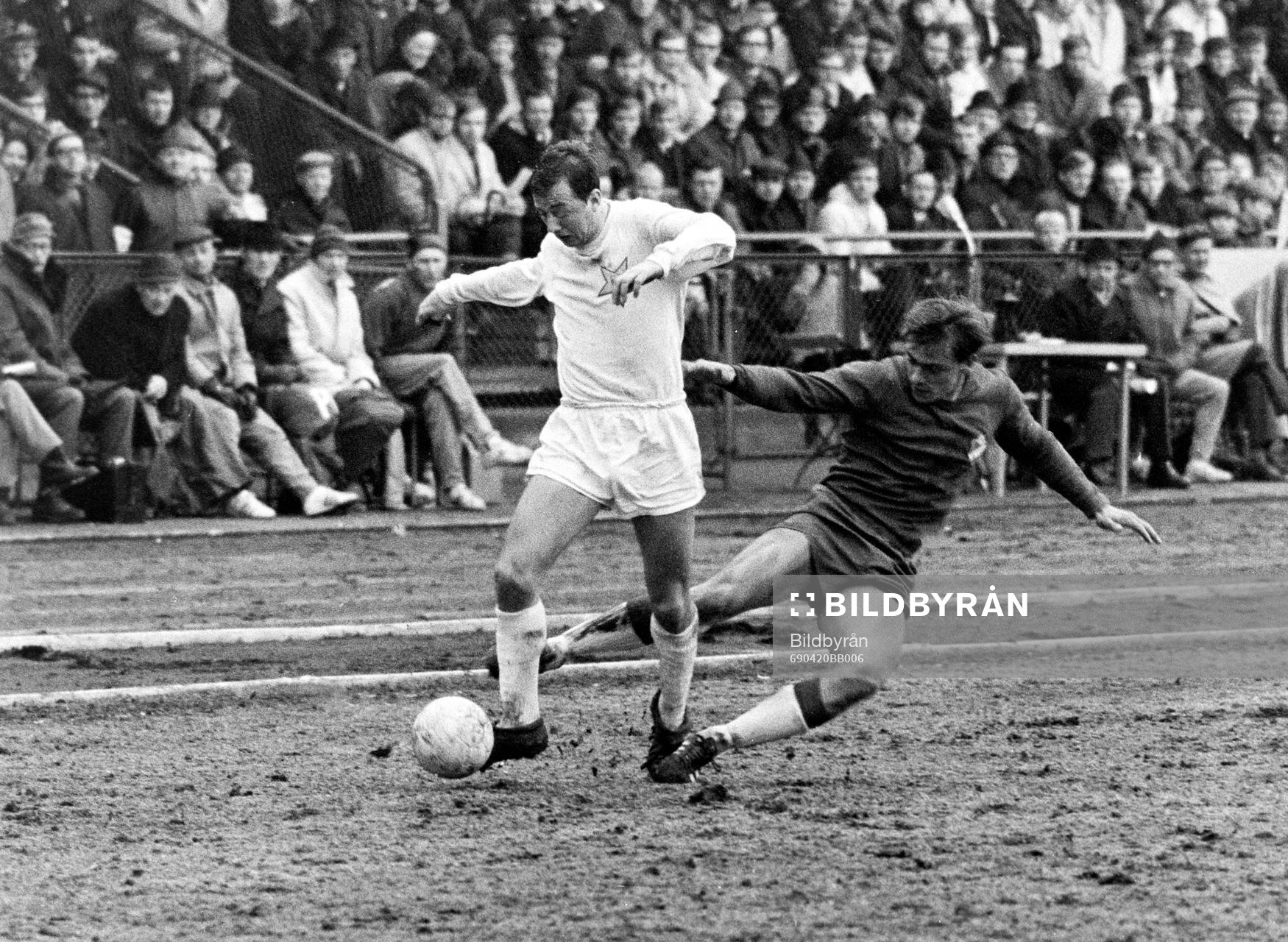 Fotboll, Allsvenskan, Sirius - Öster, 0-0: Kay Wiestål, Sirius med bollen.