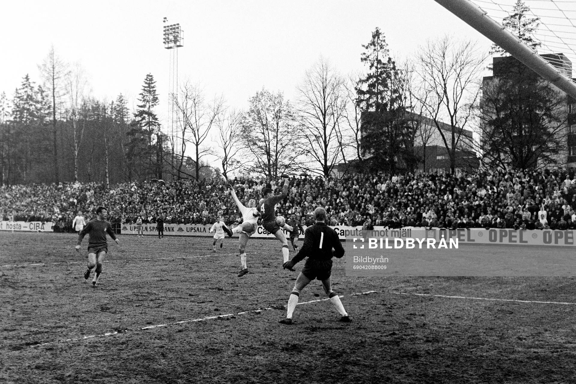 Fotboll, Allsvenskan, Sirius - Öster, 0-0: Situation framför östers målvakt Göran Hagberg.