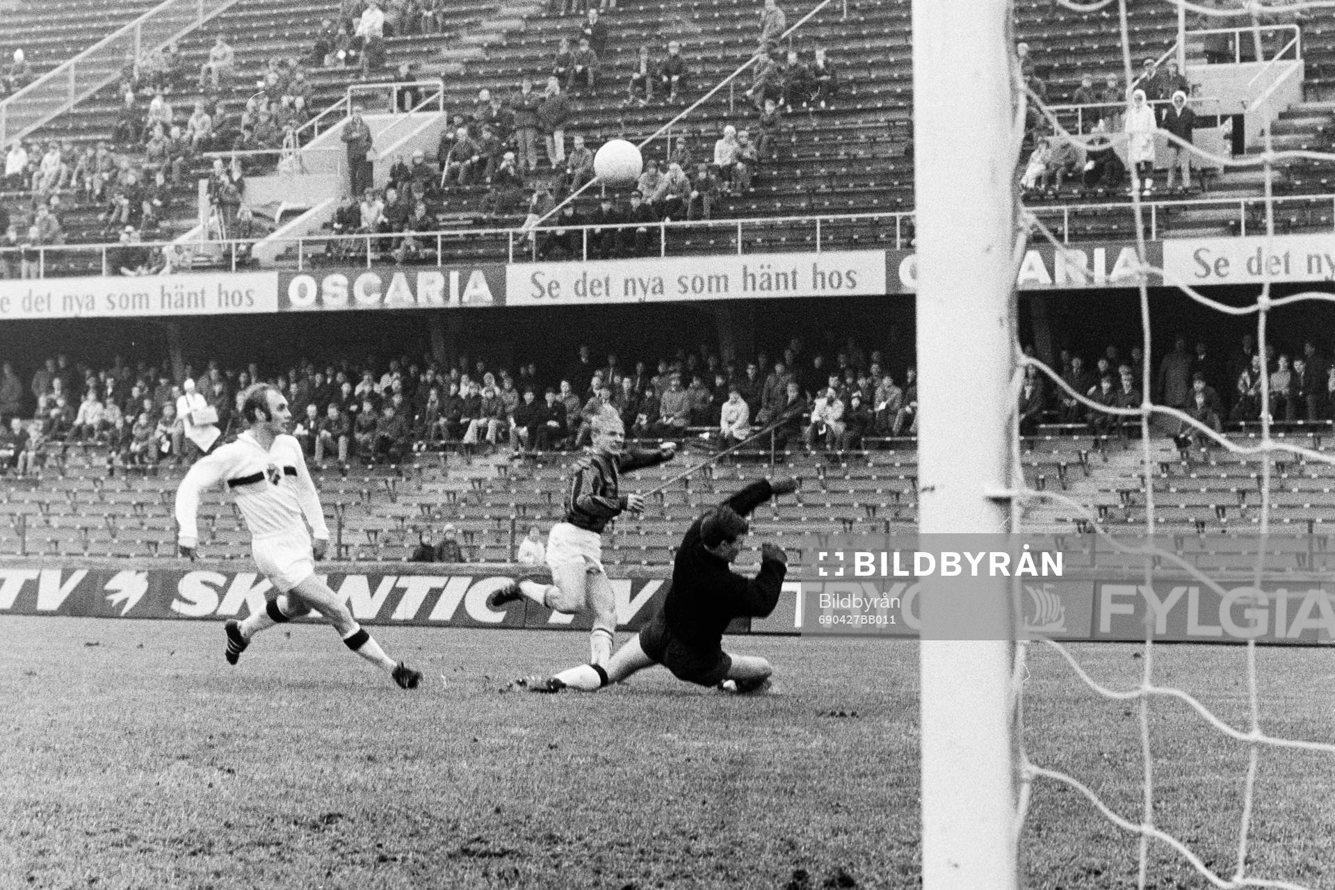 Hans Johansson, GAIS framför Leif Hult, målvakt i AIK