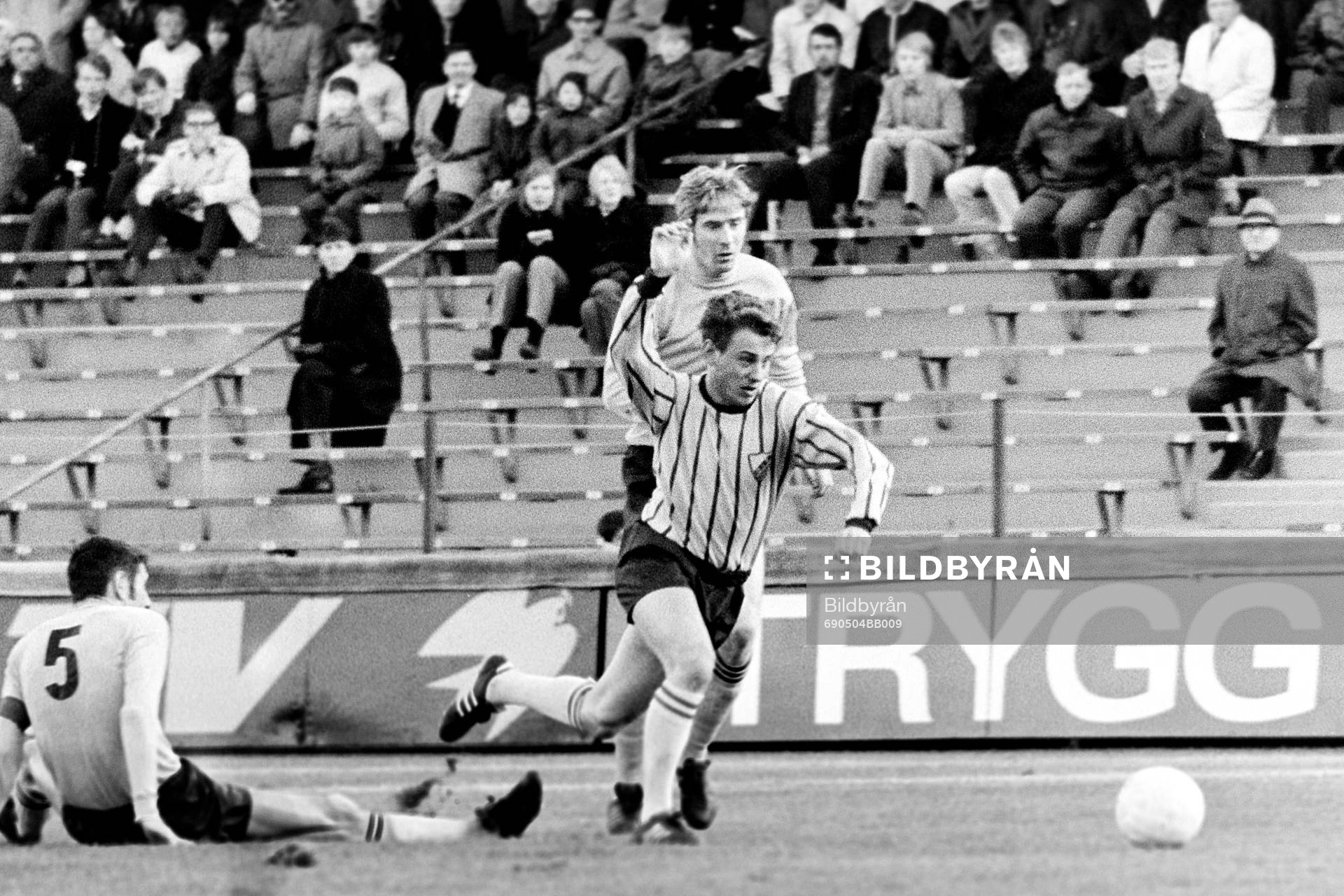 Fotboll, Allsvenskan, Djurgården - Elfsborg, 4-1: Stig Åkerström, Djurgården med bollen.