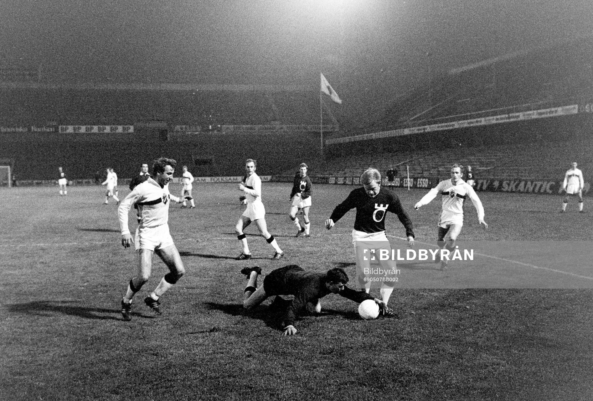 Fotboll, Svenska Cupen, Semifinal, AIK - Örebro, 1-0: Leif Eriksson, Örebro framför Leif Hult, målvakt i AIK.