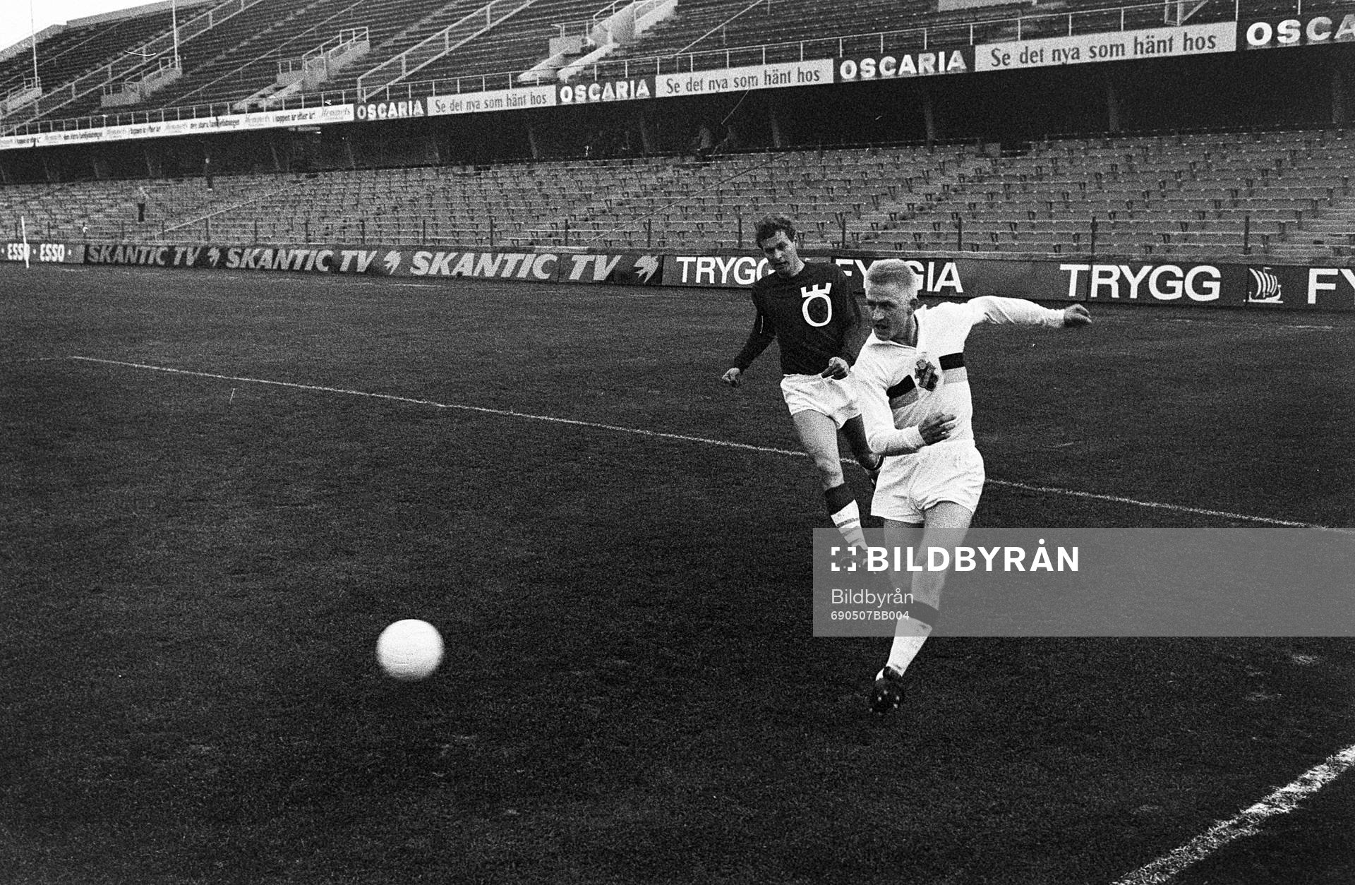 Fotboll, Svenska Cupen, Semifinal, AIK - Örebro, 1-0: Roland Lundblad, AIK med bollen.