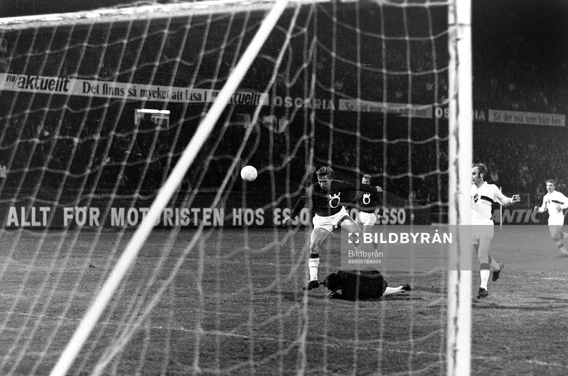 Fotboll, Svenska Cupen, Semifinal, AIK - Örebro, 1-0: Situation framför Leif Hult, målvakt i AIK.
