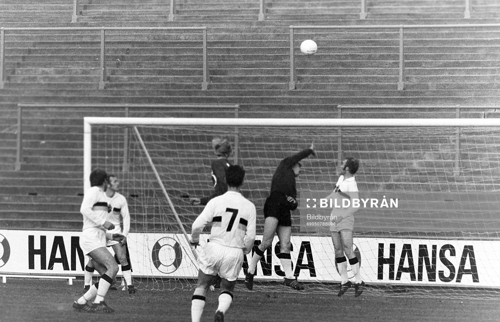 Fotboll, Svenska Cupen, Semifinal, AIK - Örebro, 1-0: Situation framför Leif Hult, målvakt i AIK.