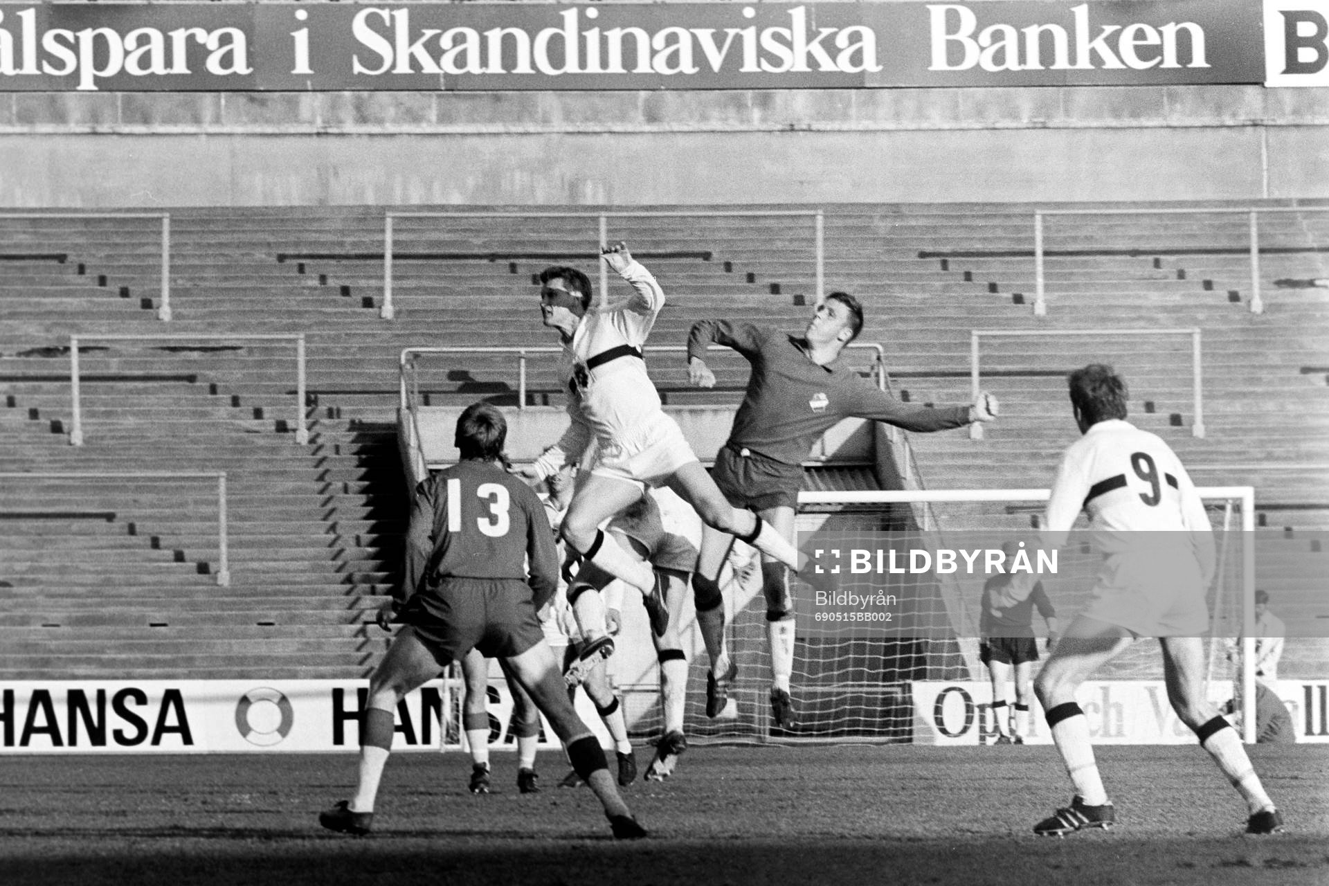 AIK:s Kurt Andersson i kamp om bollen