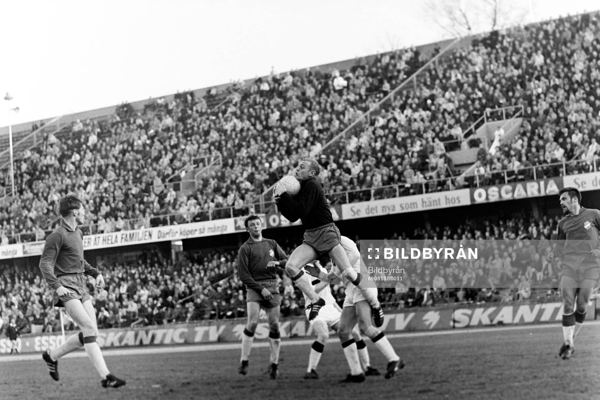 Östers målvakt Göran Hagberg med bollen i famnen